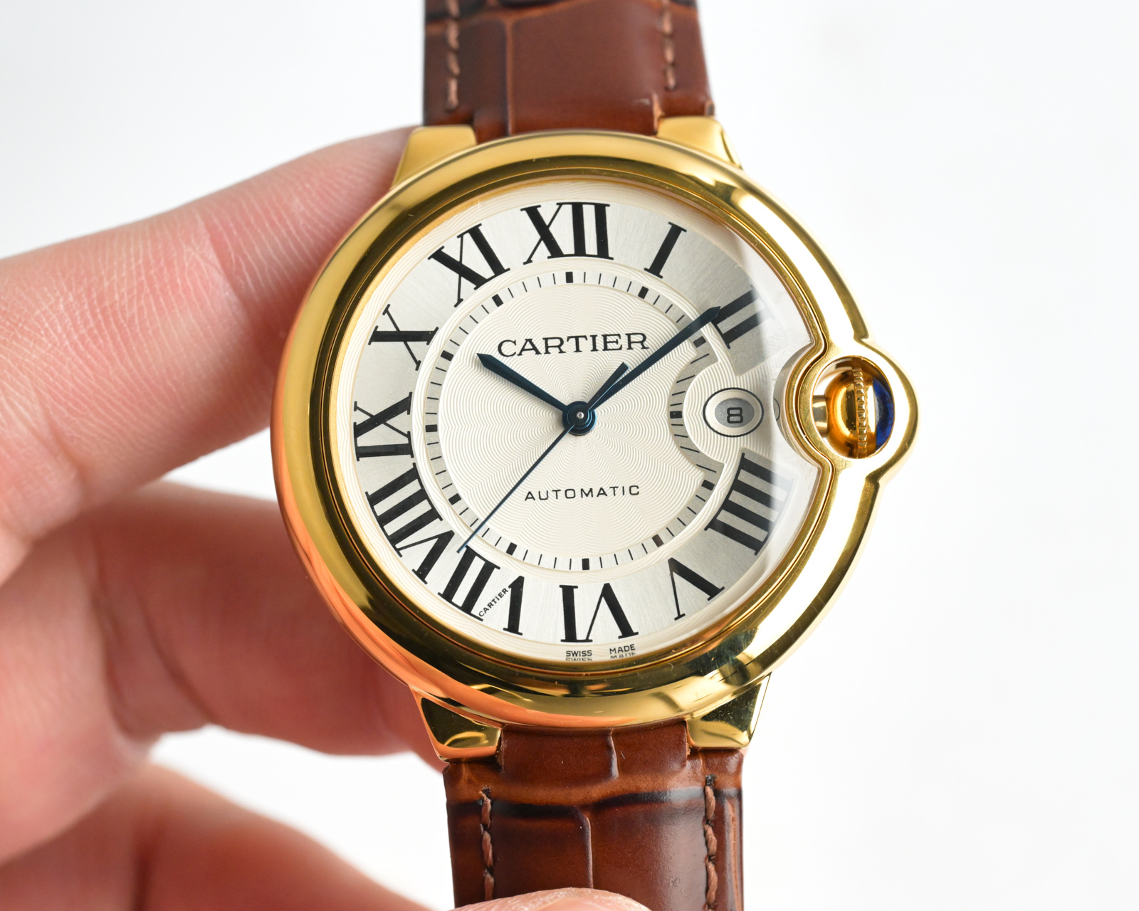 Cartier Ballon Bleu de Cartier cassa in oro giallo, lunetta in oro, quadrante argentato, cinturino in pelle marrone 42 mm Automatico da uomo