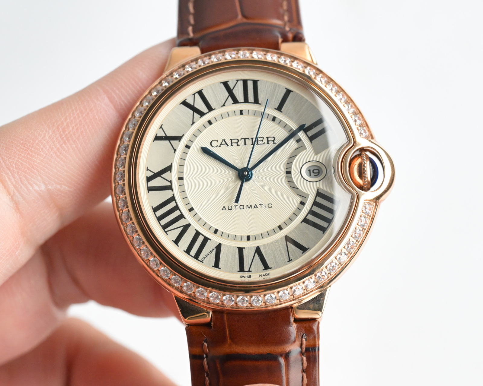 Cartier Ballon Bleu de Cartier cassa e lunetta in oro rosa, quadrante guilloché argento, cinturino in pelle di alligatore marrone 42 mm Automatico da uomo