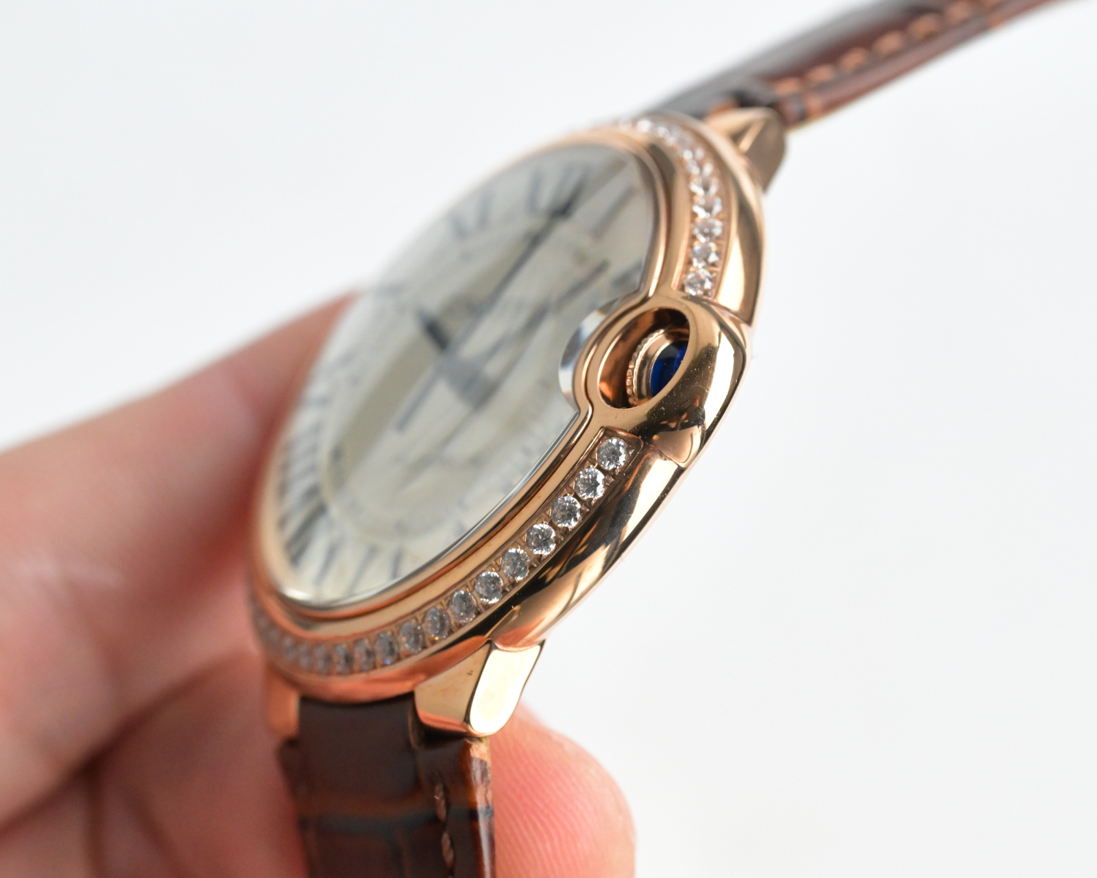 Cartier Ballon Bleu de Cartier cassa e lunetta in oro rosa, quadrante guilloché argento, cinturino in pelle di alligatore marrone 42 mm Automatico da uomo