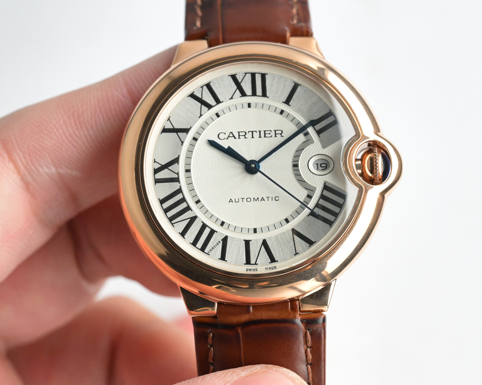 Cartier Ballon Bleu de Cartier cassa e lunetta in oro rosa, quadrante guilloché argento, cinturino in pelle di alligatore marrone 42 mm Automatico da uomo