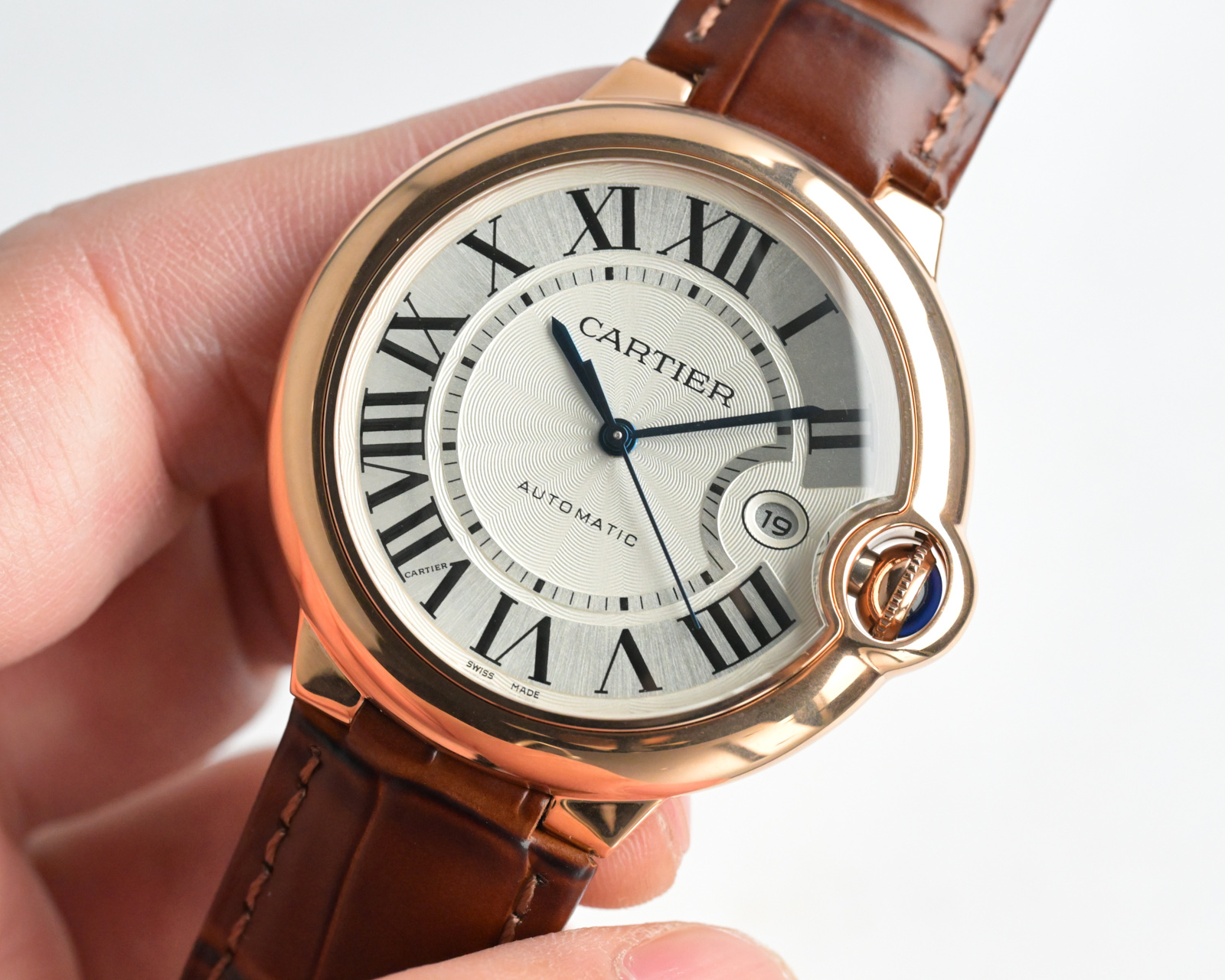 Cartier Ballon Bleu de Cartier cassa e lunetta in oro rosa, quadrante guilloché argento, cinturino in pelle di alligatore marrone 42 mm Automatico da uomo