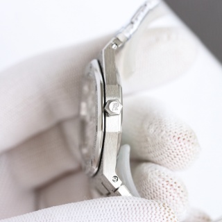 Audemars Piguet Royal Oak Quartz 67653BC.GG.1263BC.01 detail 7