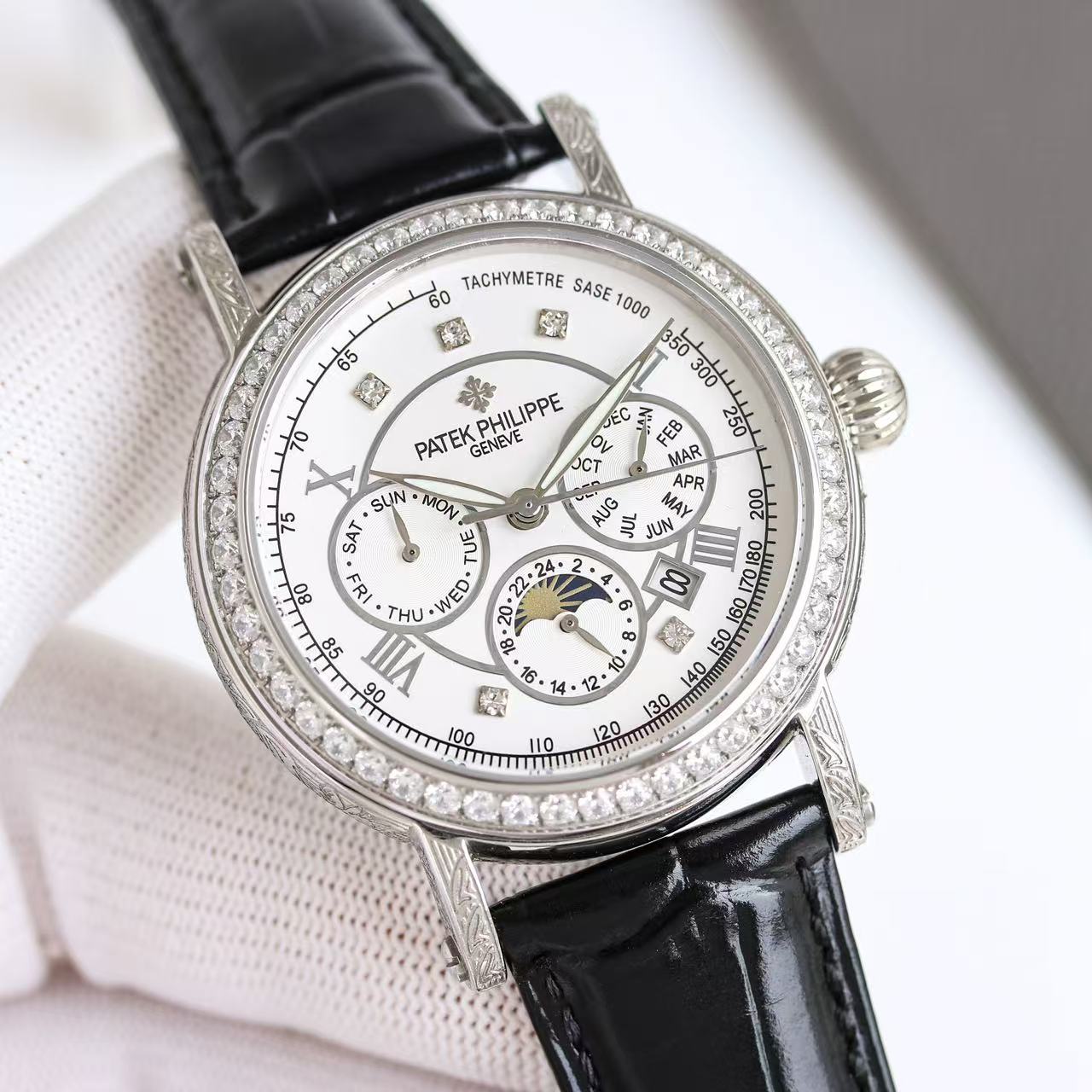 NO:150904,Gold Patek Philippe complex function series - pure handmade-carved watch, size 42mm diameter is suitable for the mass male handset, very business and casual. The whole watch case is hand-carved with patterns, 1. Paired with imported multi-function movement [non-market ordinary domestic movement] (zero rework) function (24 hours, week/star/month) This watch has a power reserve of 38-48 hours. 2. Imported 316L stainless steel, vacuum plating in 18k quality furnace!  3. Pair with an exclusive customized square scale pattern cowhide strap 4. Wear-resistant and scratch-resistant sapphire glass mirror!  5. 30 meters of living waterproofing level. Patek Philippe (Patek Philippe) real-life photography,,,patek philippe,cowhide19860909金 百达翡丽Patek Philippe复杂功能系列-纯手工-雕花腕表,尺寸 42mm的表径适配大众男性手寸,非常商务可亦休闲.整表表壳手工雕刻花纹, 1、搭配进口多功能机芯【非市场普通国产机芯】（零返修）功能（24小时,星期/星辰/月份）此腕表拥有38-48小时动力储备. 2、进口316L精钢,采用18k品质炉内真空电镀！ 3、搭配独家定制方形鳞纹牛皮表带 4、耐磨防刮蓝宝石玻璃镜面！ 5、30米生活防水等级. 百达翡丽（Patek Philippe） 实物拍摄,,,patek philippe,cowhide,Watch