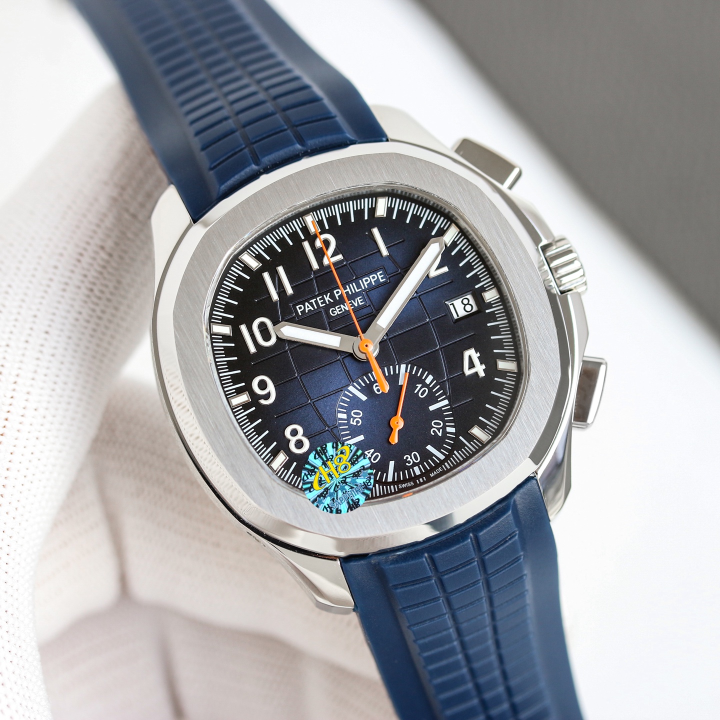 白壳1650
MMA-百达翡丽 Aquanaut系列,手雷系列 腕表型号:5968A-001)PP 42.2毫米不锈钢表壳 计时指针、精确至四分之一秒的外缘轨道式刻度、60 分钟累积计时器 以不锈钢材质的外壳,橡胶表带相搭,充满了时尚、阳光的运动气息,表壳采用了圆润的八角形表圈的经典轮廓,表圈经过倒角抛光处理之后更细腻精致,正面抛光,侧边磨砂处理的表耳略微弯曲,呈现出自然的弧度,将腕表更贴合于佩戴者腕间。
厚度13mm 市面最薄
天然防敏感橡胶表带 精致推荐男士多功能机械腕表 为你精心打造超真实实物图拍摄