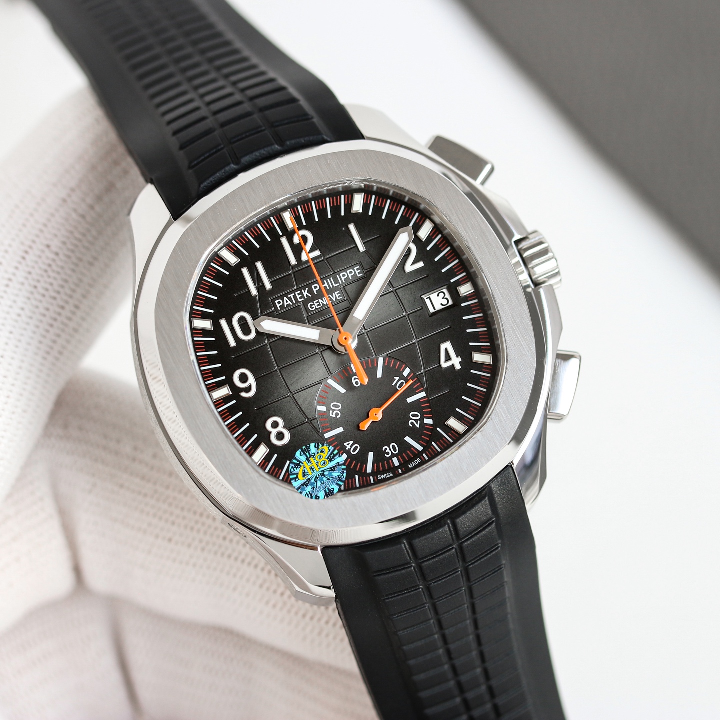 白壳1650,玫壳1750
MMA-百达翡丽 Aquanaut系列,手雷系列 腕表型号:5968A-001)PP 42.2毫米不锈钢表壳 计时指针、精确至四分之一秒的外缘轨道式刻度、60 分钟累积计时器 以不锈钢材质的外壳,橡胶表带相搭,充满了时尚、阳光的运动气息,表壳采用了圆润的八角形表圈的经典轮廓,表圈经过倒角抛光处理之后更细腻精致,正面抛光,侧边磨砂处理的表耳略微弯曲,呈现出自然的弧度,将腕表更贴合于佩戴者腕间。
厚度13mm 市面最薄
天然防敏感橡胶表带 精致推荐男士多功能机械腕表 为你精心打造超真实实物图拍摄