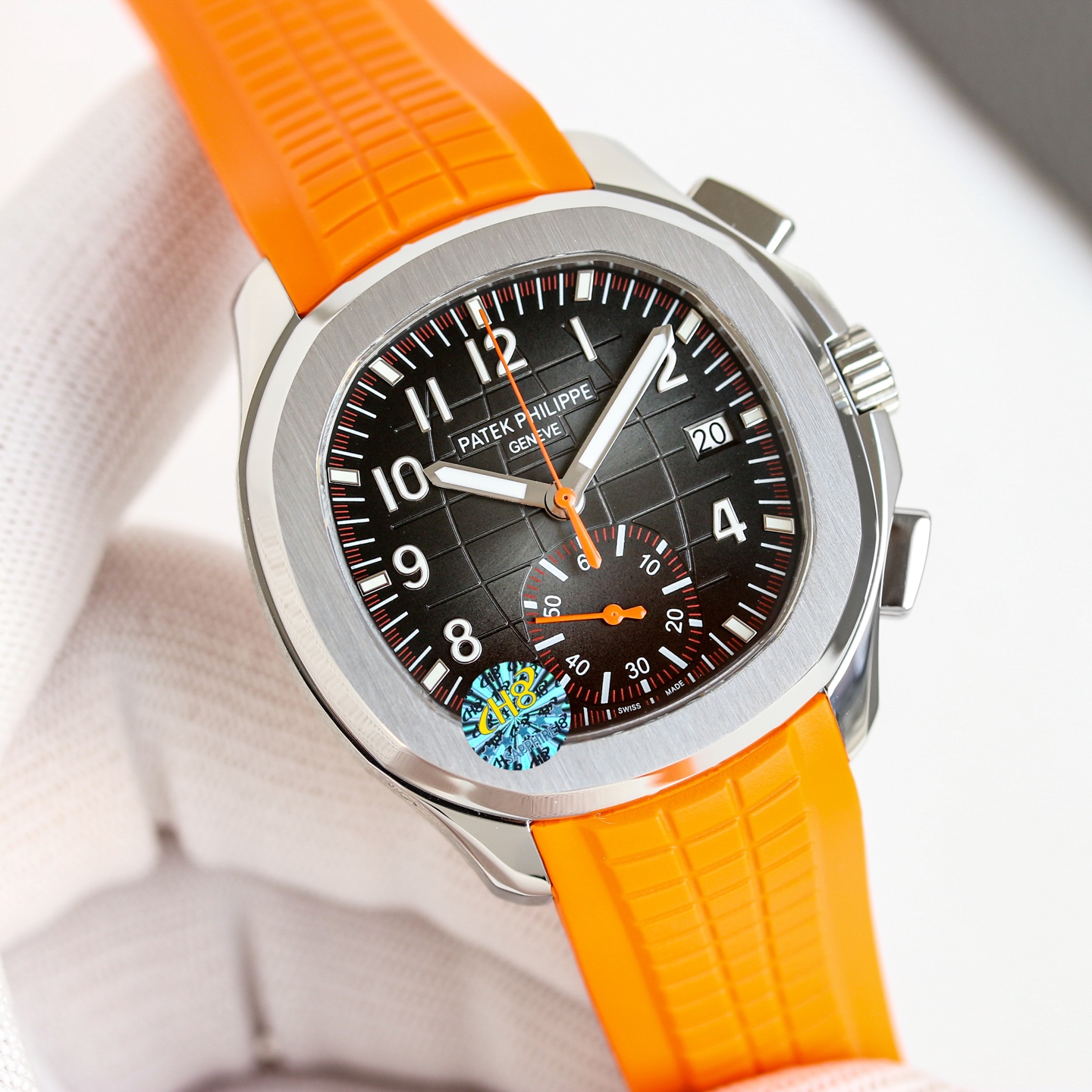 白壳1650,玫壳1750
MMA-百达翡丽 Aquanaut系列,手雷系列 腕表型号:5968A-001)PP 42.2毫米不锈钢表壳 计时指针、精确至四分之一秒的外缘轨道式刻度、60 分钟累积计时器 以不锈钢材质的外壳,橡胶表带相搭,充满了时尚、阳光的运动气息,表壳采用了圆润的八角形表圈的经典轮廓,表圈经过倒角抛光处理之后更细腻精致,正面抛光,侧边磨砂处理的表耳略微弯曲,呈现出自然的弧度,将腕表更贴合于佩戴者腕间。
厚度13mm 市面最薄
天然防敏感橡胶表带 精致推荐男士多功能机械腕表 为你精心打造超真实实物图拍摄