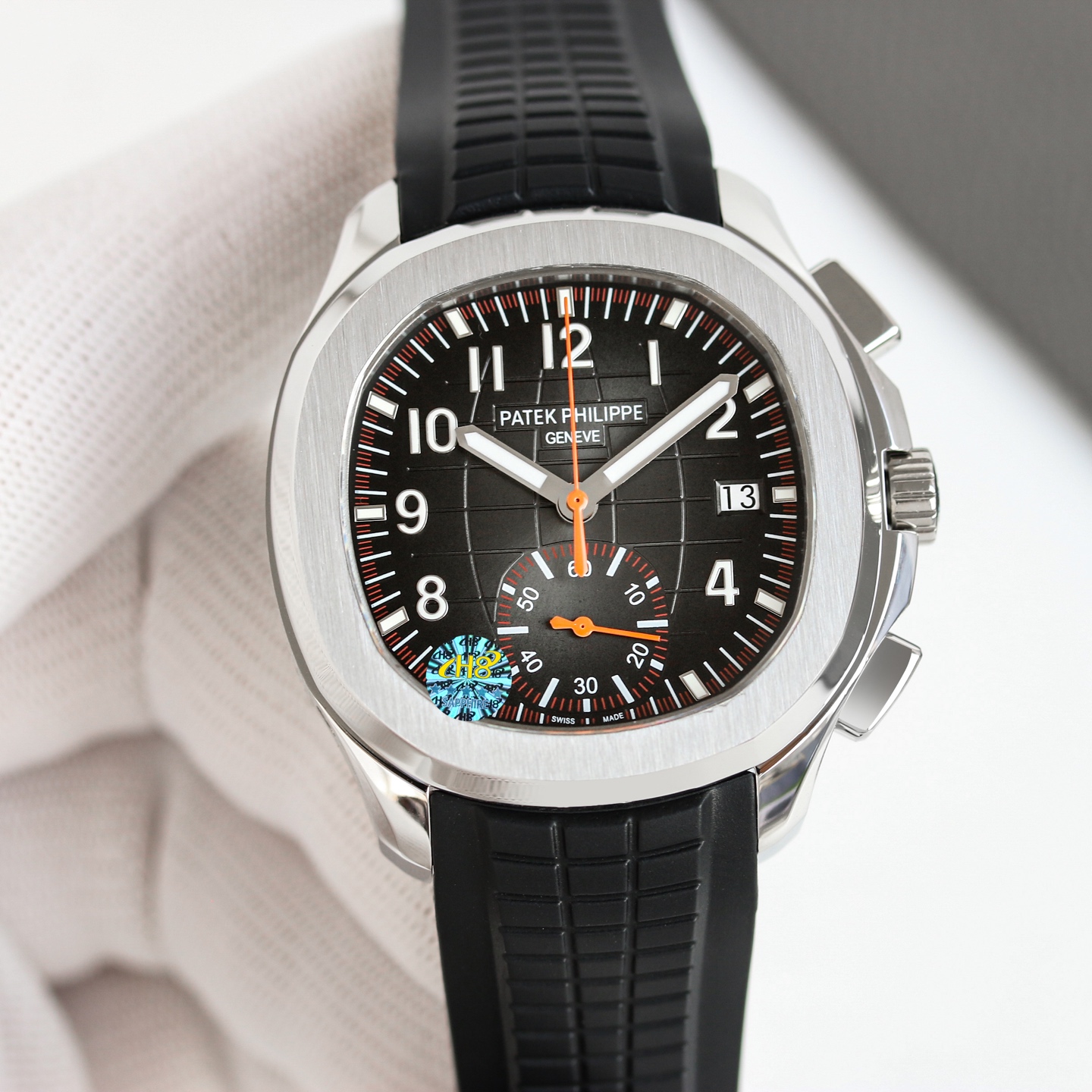 白壳1650,玫壳1750
MMA-百达翡丽 Aquanaut系列,手雷系列 腕表型号:5968A-001)PP 42.2毫米不锈钢表壳 计时指针、精确至四分之一秒的外缘轨道式刻度、60 分钟累积计时器 以不锈钢材质的外壳,橡胶表带相搭,充满了时尚、阳光的运动气息,表壳采用了圆润的八角形表圈的经典轮廓,表圈经过倒角抛光处理之后更细腻精致,正面抛光,侧边磨砂处理的表耳略微弯曲,呈现出自然的弧度,将腕表更贴合于佩戴者腕间。
厚度13mm 市面最薄
天然防敏感橡胶表带 精致推荐男士多功能机械腕表 为你精心打造超真实实物图拍摄