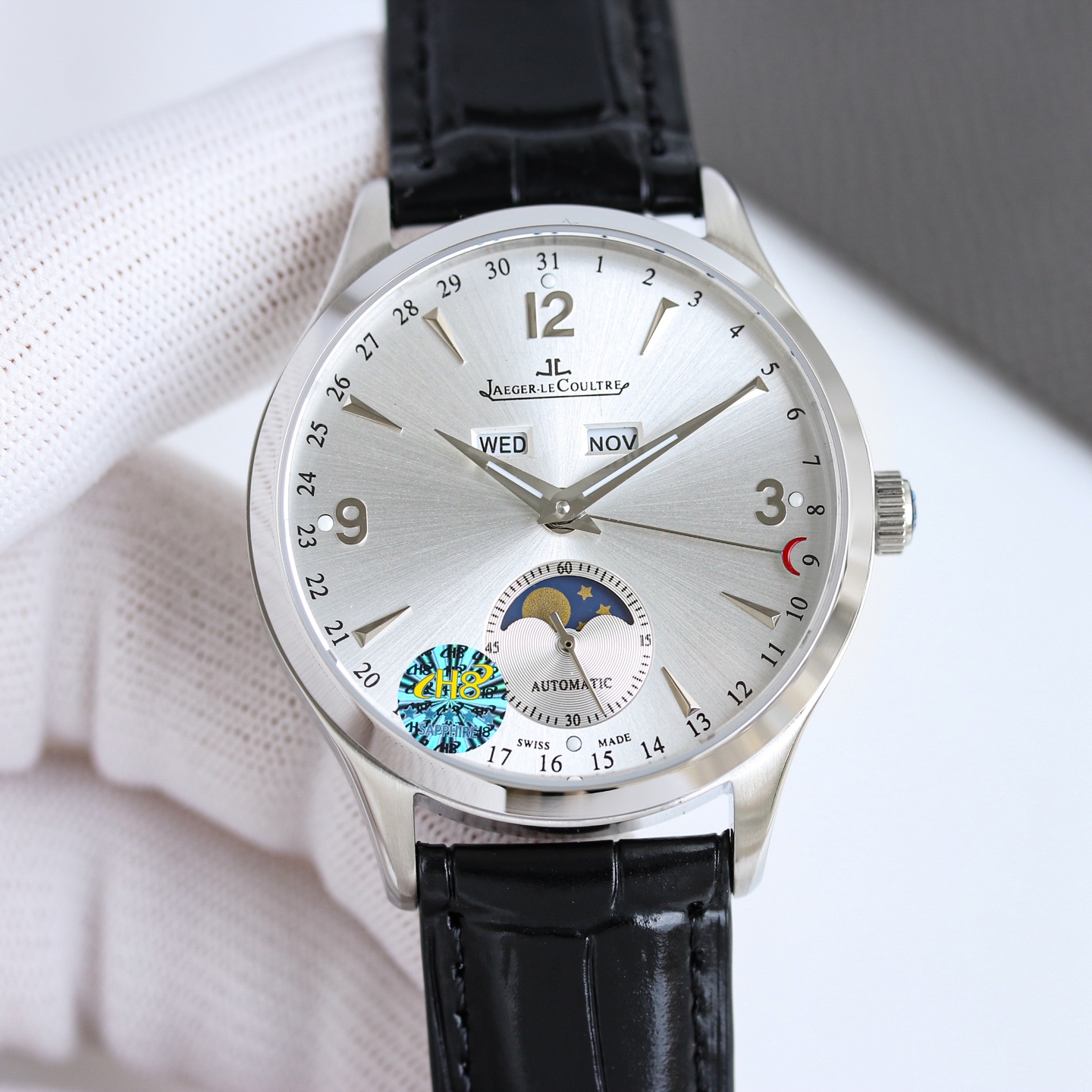 NO:553313,TW produced white shell gold shell TW Factory Jaeger-lecoultre (Jaeger-LeCoultre) BJ1 launches the Master Calendar calendar master 1558420 series watch!  1. Hire a watchmaker to pass countless tests over two years, during which hundreds of movements were damaged. From day of the week, moon phase, to calendar, and month, we restored the authentic watchmaking characteristics one by one and showed its timeless charm in a slightly different way!  JL 2 Jaeger-LeCoultre Calendar Master 1558420 series, the two windows at 12 o'clock on the watch display the day of the week and the month respectively. The moon phase display can be read on the sub-dial at 6 o'clock, and the clock is displayed on the edge!  3Sapphire crystal glass is used on the front and back of the watch!  4. The belt is made of imported Italian cowhide, and the buckle is an original folding buckle made of the same material as the watch case!  5 movement is equipped with the same 866 automatic winding movement as the original product, which restores the original product with maximum energy!  TW Factory’s ingenious masterpieces welcome your appreciation. The best luxury recommendations for gifts, please look for TW’s exclusive quality, jaeger-lecoultre, cowhide19860909TW 出品 白壳 金壳  TW Factory 积家 Jaeger-lecoultre(积家) BJ1 推出 Master Calendar日历大师1558420系列腕表！1聘请制表师傅通过两年无数次测试,期间损坏机芯上百个,从星期,月相,到日历,月份,一一还原正品制表特质,以稍作不同的方式展现其隽永魅力！ JL 2积家日历大师1558420系列,腕表十二点位置两个窗口分别显示星期和月份,腕表在6点钟位置的副表盘可读取月相显示,边缘位置则显示时钟！ 3腕表前后均采用蓝宝石水晶玻璃！ 4皮带采用进口意大利牛皮,表扣则与表壳同材质的原装折叠扣！ 5机芯则搭载与正品一样866型自动上链机芯,最大能量度还原正品！ TW Factory匠心力作 欢迎您的品鉴 送礼最佳奢华推荐请认准TW独家品质,,jaeger-lecoultre,cowhide,Watch