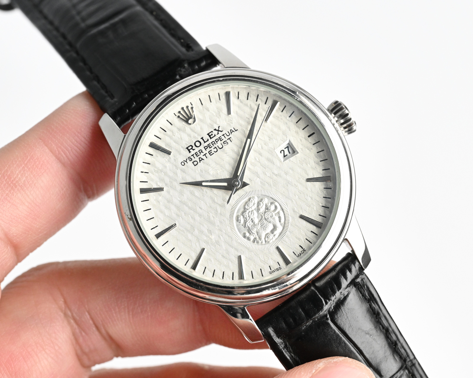 NO:151043,Gold Store's main recommendation Rolex ROLEX upgraded version Men's watch adopts a unique dial design and a 3D three-dimensional sense of hardware decorative studs. The overall effect is more high-end and luxurious Rolex. When you first meet Rolex, you will be looking forward to one day to have it. When you wear Rolex, you will be smooth sailing and will be developed. You deserve it. Welcome to comment!  !  The movement is matched with a brand new imported movement (zero rework) size 40mm, mirror sapphire glass never scratches, material 316L stainless steel case, power reserve 48 hours, waterproof depth meter, Italian calf belt, large factory quality!  Welcome to reprint!  ,,rolex,cowhide19860909金 店家 主推  劳力士ROLEX升级版本 男士腕表 采用独特的表盘设计 搭配五金装饰钉的3D立体感,整体效果更显高档奢华的劳力士, 初识劳力士必憧憬有朝一日能拥有它,戴上劳力士必顺风顺水必发达,你值得拥有,欢迎评鉴！！ 机芯搭配全新进口机芯（零返修） 尺寸40mm,镜面蓝宝石玻璃永不刮花,材质316L精钢表壳, 动力储存48小时 ,防水深度米,意大利小牛皮带,大厂品质！欢迎转载！,,rolex,cowhide,Watch