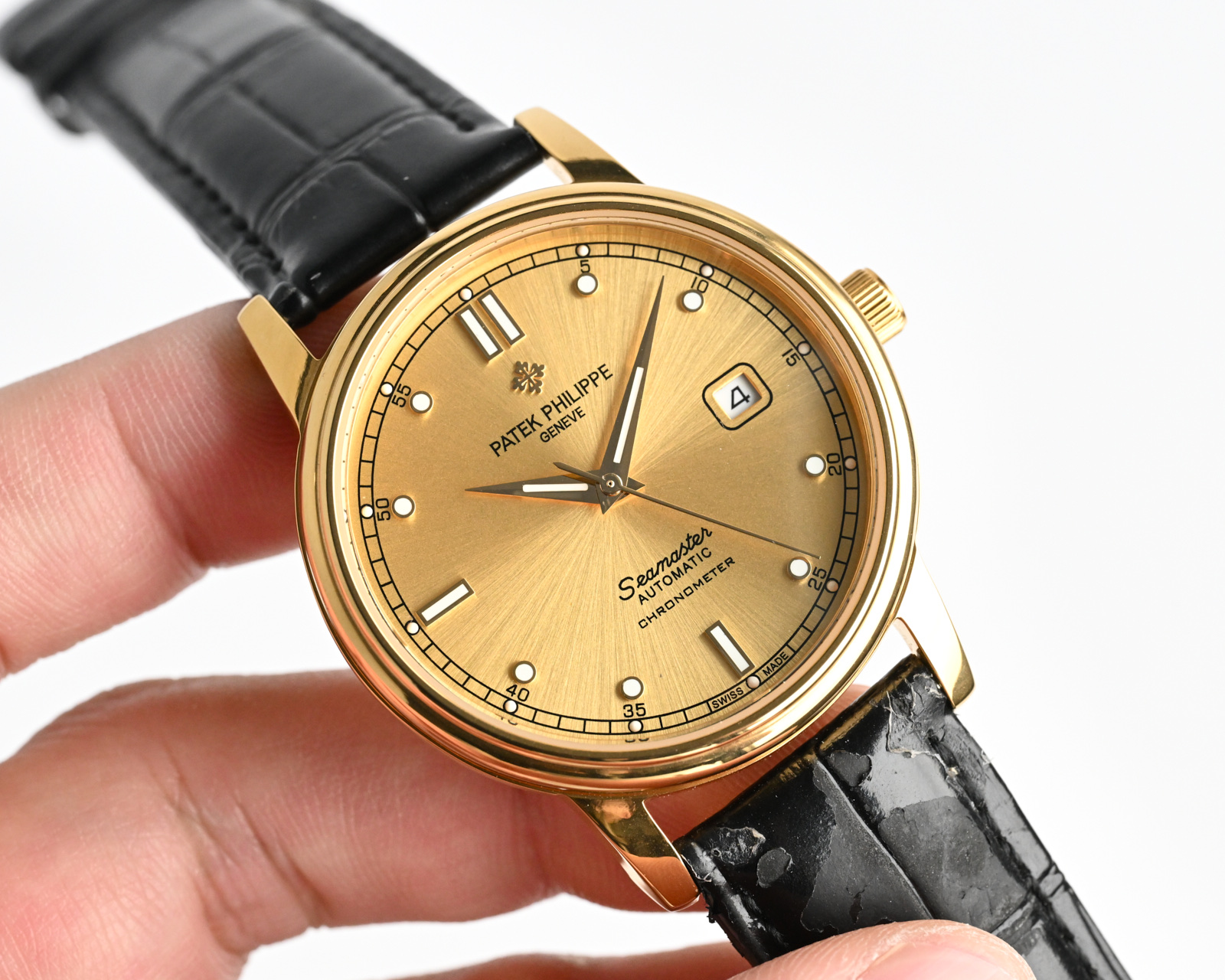 NO:150981,The latest model of Gold Patek Philippe/PATEK PHILIPPE adopts a unique dial design and is matched with a more upscale and luxurious watch. When you first know Patek Philippe, you will be looking forward to one day to have it. If you wear Patek Philippe, you will be smooth sailing and will be developed. You are worthy of it. Welcome to comment!  The movement, paired with a new imported (zero rework) size 40mm, uses sapphire glass (never scratched), a 316 stainless steel case, is equipped with imported calfskin belt   original pin buckle, power reserve 48 hours, waterproof depth rice factory quality!  Welcome to reprint,,,patek philippe,cowhide19860909金 最 新 款 百达翡丽/ PATEK PHILIPPE 采用独特的表盘设计 搭配而来的是更高档奢华的腕表, 初识百达翡丽必憧憬有朝一日能拥有它,戴上百达必顺风顺水必发达,你值得拥有,欢迎评鉴！机芯、搭配全新进口（零返修）尺寸40mm ,采用蓝宝石玻璃（永不刮花）,材质316精钢表壳,配进口小牛皮皮带 原装针扣,动力储存48小时,防水深度米大厂品质！欢迎转载,,,patek philippe,cowhide,Watch