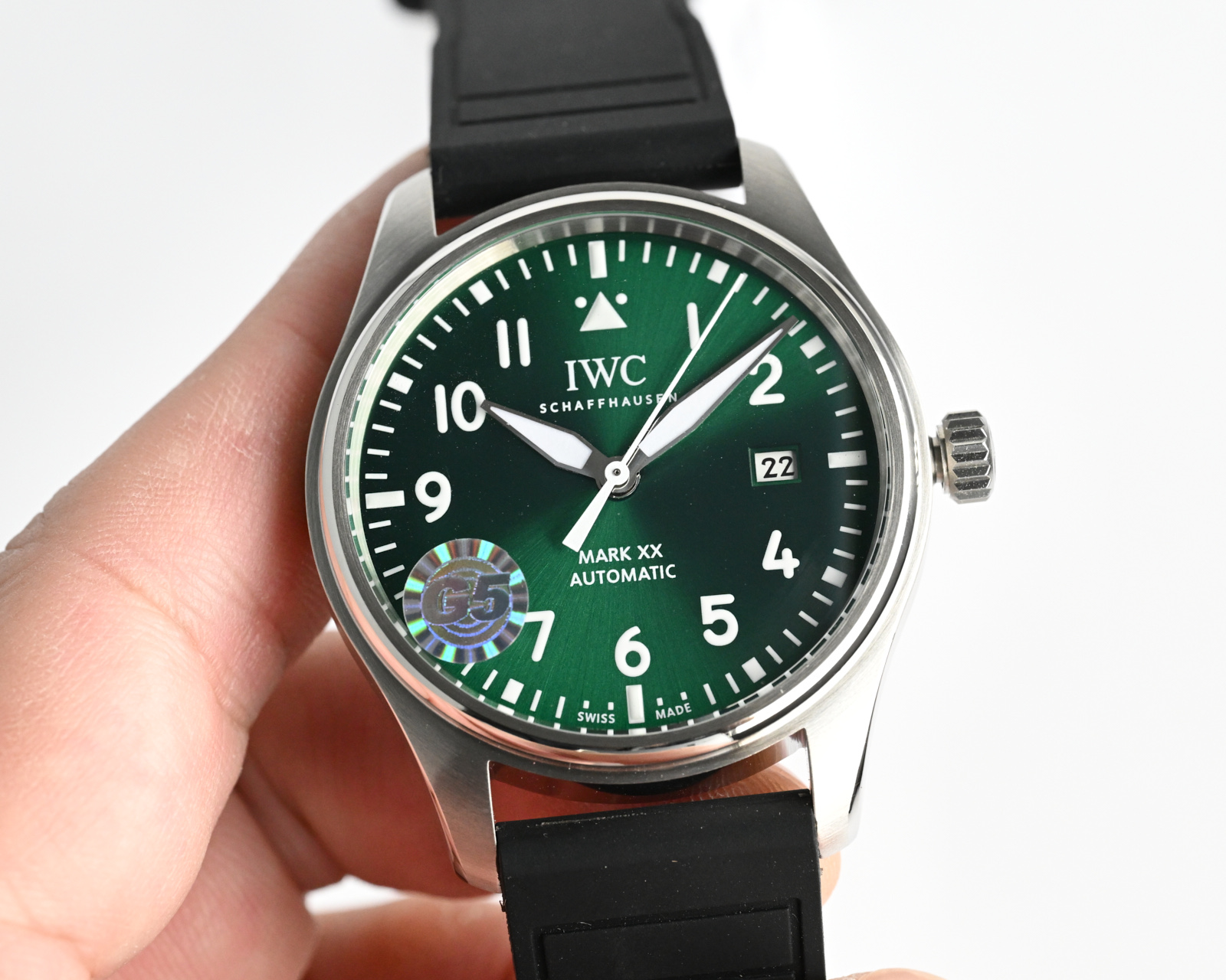 统一价：1250
G5 工厂全新推出IWC万国 IW328210 
马克二十系列
别名：IWC-梅赛德斯- AMG马石油F1车队特别款
资料如下：
尺寸：40* 10.68 mm
表镜：蓝宝石水晶玻璃
表带：自动拆卸系统的进口氟橡胶表带。
机芯：日本进口的降噪处理的西铁城9015机芯；调整日厉和时间的方式和原版同步相同。

G5  万国马克F1赛车款 己将轰鸣上市·
此次除了机芯；其他所有细节在矩微下己99%相同，此款己真正实现超A等级A8出品
