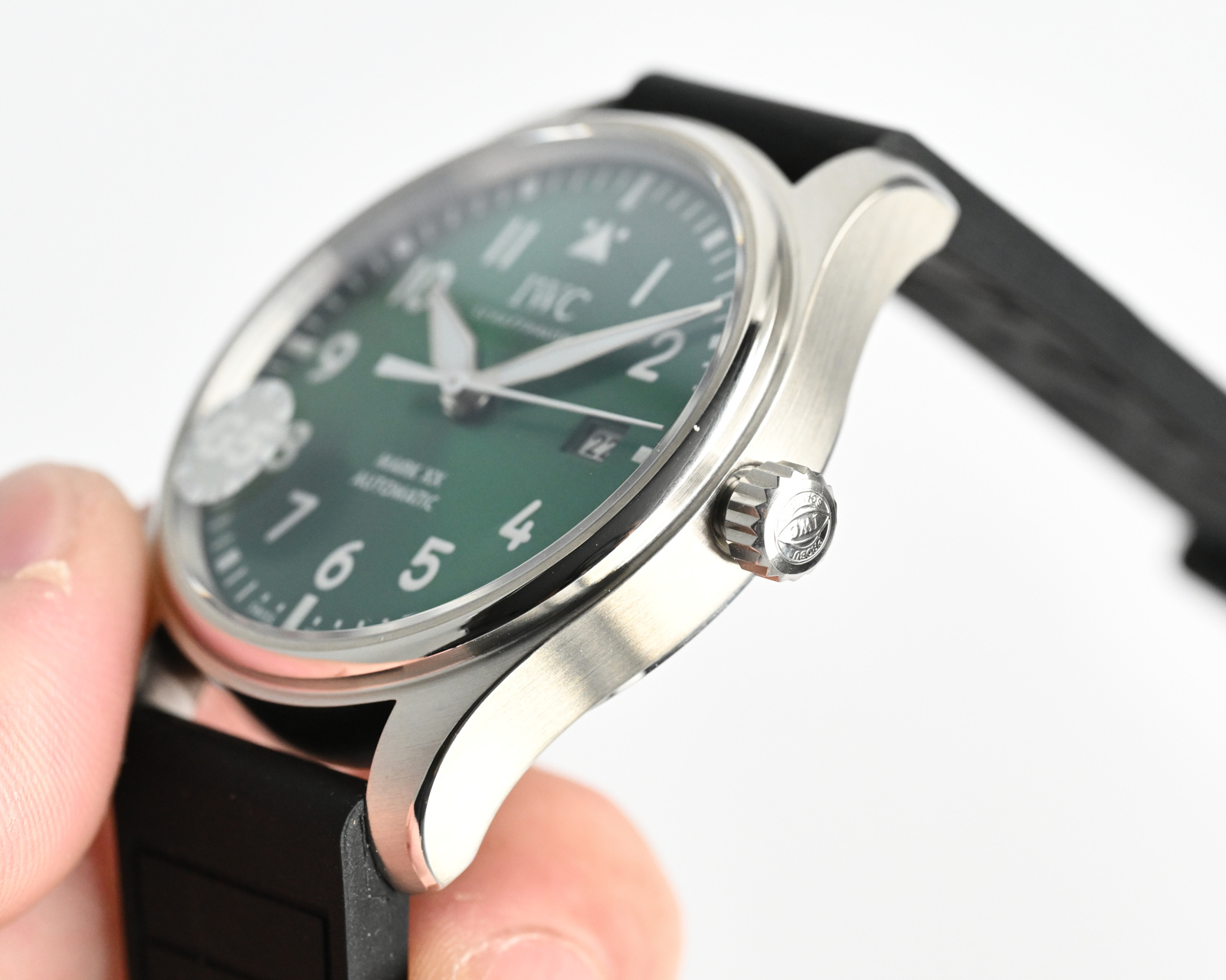 统一价：1250
G5 工厂全新推出IWC万国 IW328210 
马克二十系列
别名：IWC-梅赛德斯- AMG马石油F1车队特别款
资料如下：
尺寸：40* 10.68 mm
表镜：蓝宝石水晶玻璃
表带：自动拆卸系统的进口氟橡胶表带。
机芯：日本进口的降噪处理的西铁城9015机芯；调整日厉和时间的方式和原版同步相同。

G5  万国马克F1赛车款 己将轰鸣上市·
此次除了机芯；其他所有细节在矩微下己99%相同，此款己真正实现超A等级A8出品