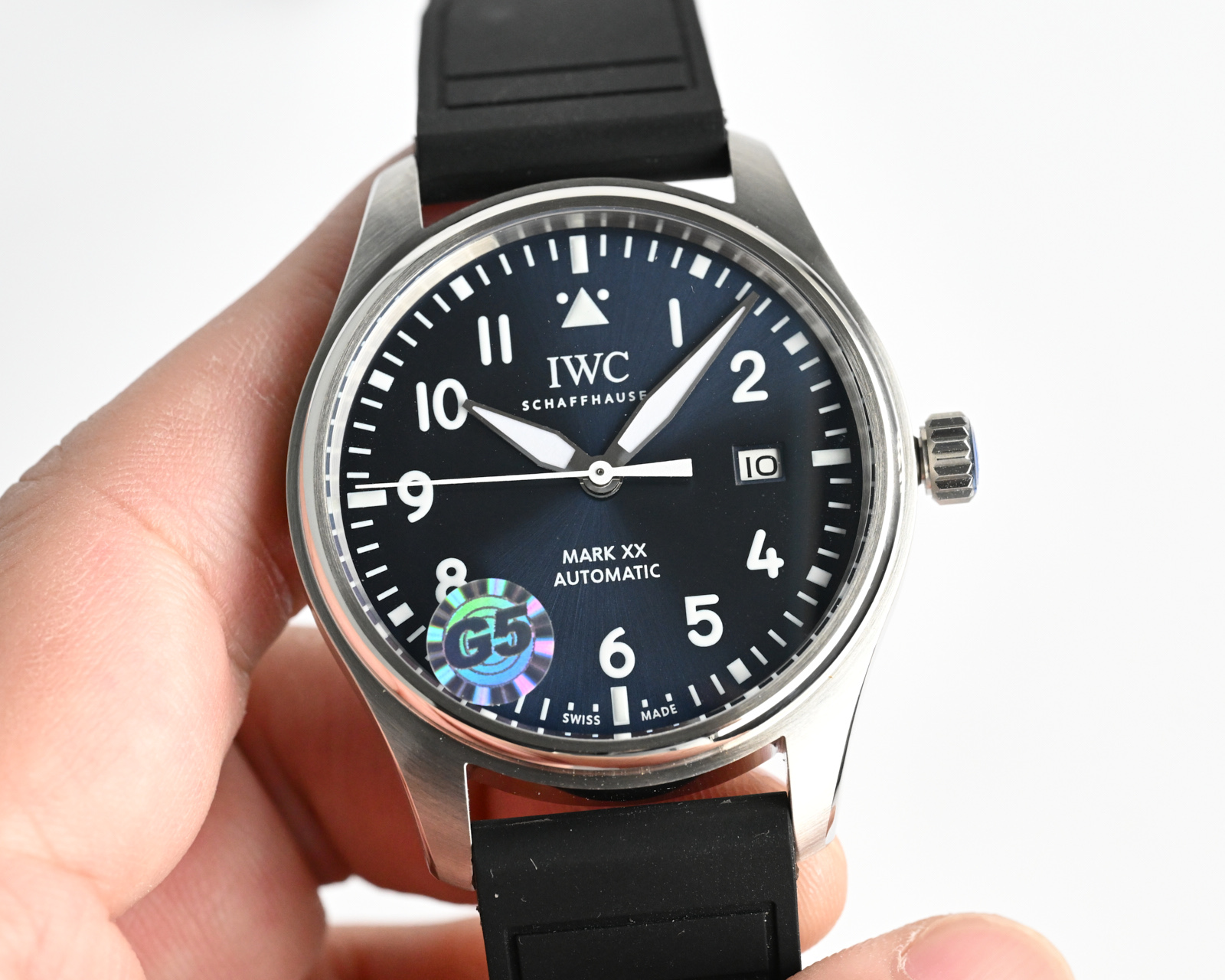 统一价：1250
G5 工厂全新推出IWC万国 IW328210 
马克二十系列
别名：IWC-梅赛德斯- AMG马石油F1车队特别款
资料如下：
尺寸：40* 10.68 mm
表镜：蓝宝石水晶玻璃
表带：自动拆卸系统的进口氟橡胶表带。
机芯：日本进口的降噪处理的西铁城9015机芯；调整日厉和时间的方式和原版同步相同。

G5  万国马克F1赛车款 己将轰鸣上市·
此次除了机芯；其他所有细节在矩微下己99%相同，此款己真正实现超A等级A8出品