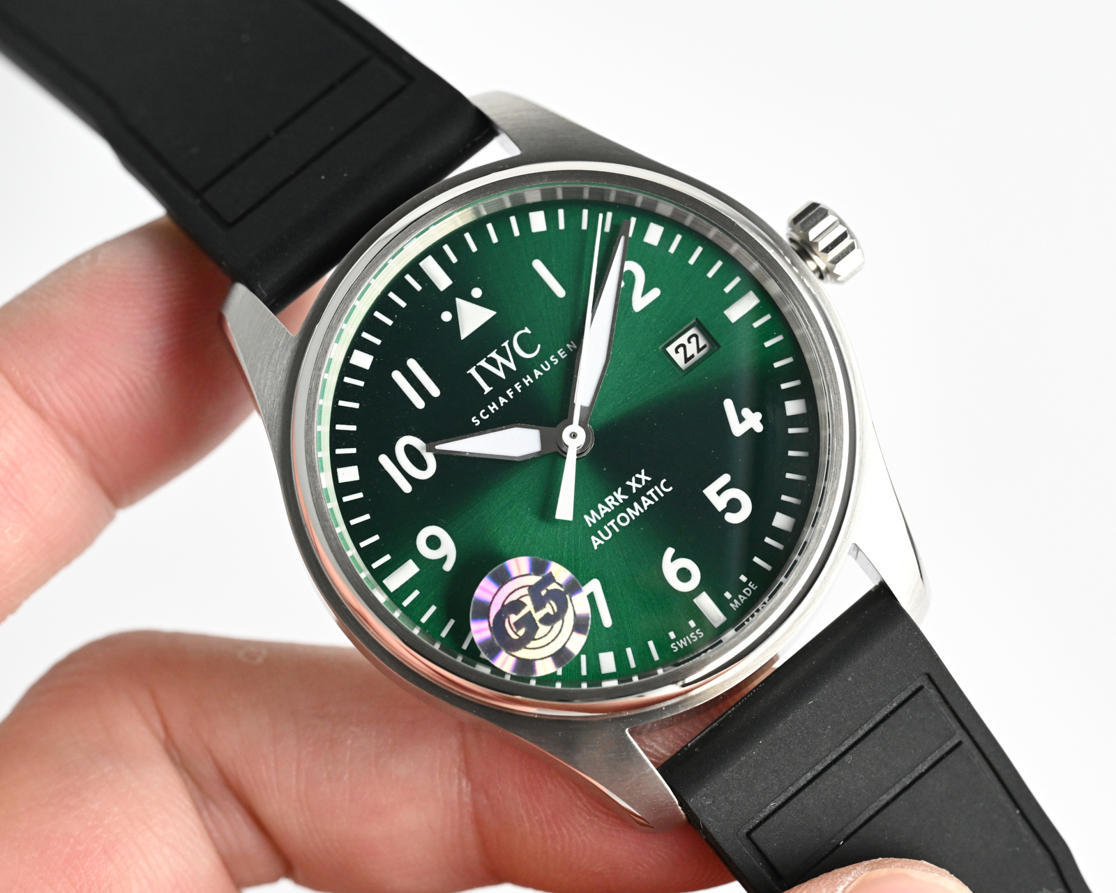 统一价：1250
G5 工厂全新推出IWC万国 IW328210 
马克二十系列
别名：IWC-梅赛德斯- AMG马石油F1车队特别款
资料如下：
尺寸：40* 10.68 mm
表镜：蓝宝石水晶玻璃
表带：自动拆卸系统的进口氟橡胶表带。
机芯：日本进口的降噪处理的西铁城9015机芯；调整日厉和时间的方式和原版同步相同。

G5  万国马克F1赛车款 己将轰鸣上市·
此次除了机芯；其他所有细节在矩微下己99%相同，此款己真正实现超A等级A8出品