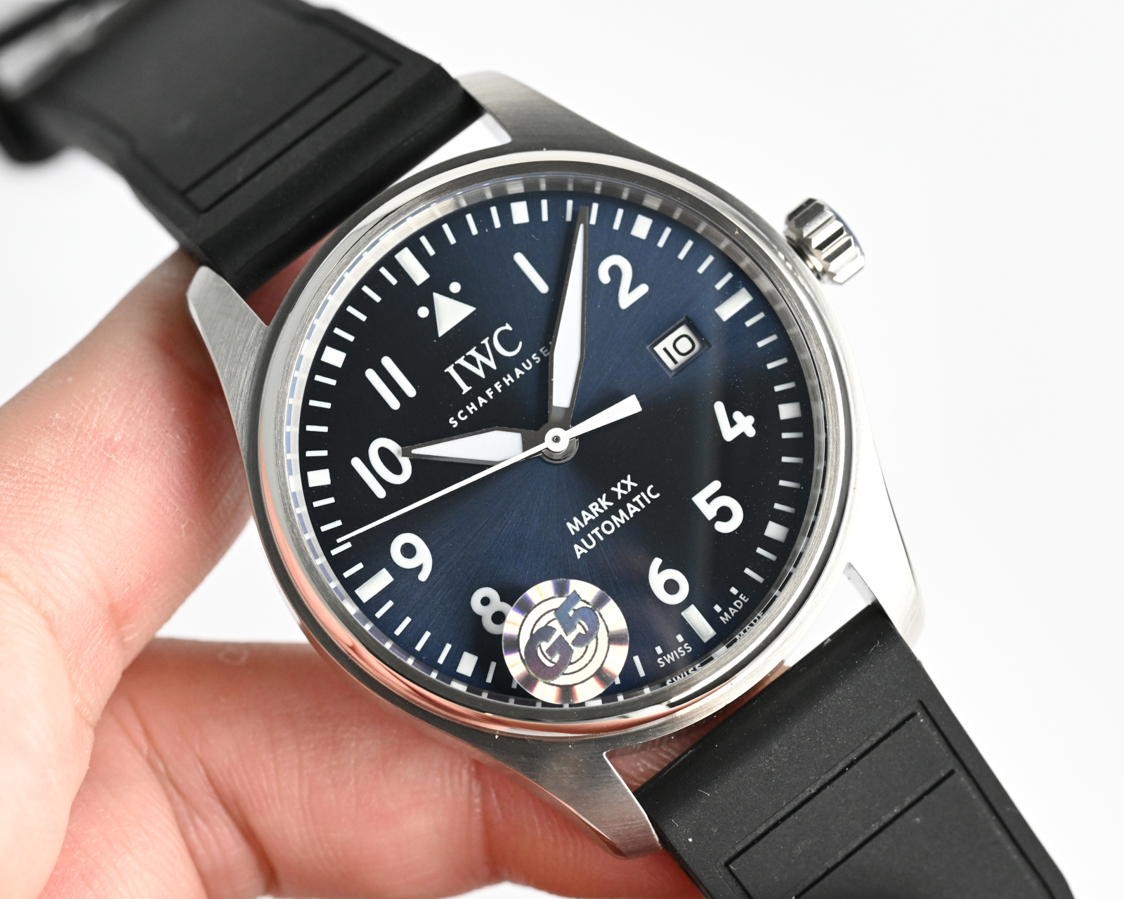 统一价：1250
G5 工厂全新推出IWC万国 IW328210 
马克二十系列
别名：IWC-梅赛德斯- AMG马石油F1车队特别款
资料如下：
尺寸：40* 10.68 mm
表镜：蓝宝石水晶玻璃
表带：自动拆卸系统的进口氟橡胶表带。
机芯：日本进口的降噪处理的西铁城9015机芯；调整日厉和时间的方式和原版同步相同。

G5  万国马克F1赛车款 己将轰鸣上市·
此次除了机芯；其他所有细节在矩微下己99%相同，此款己真正实现超A等级A8出品