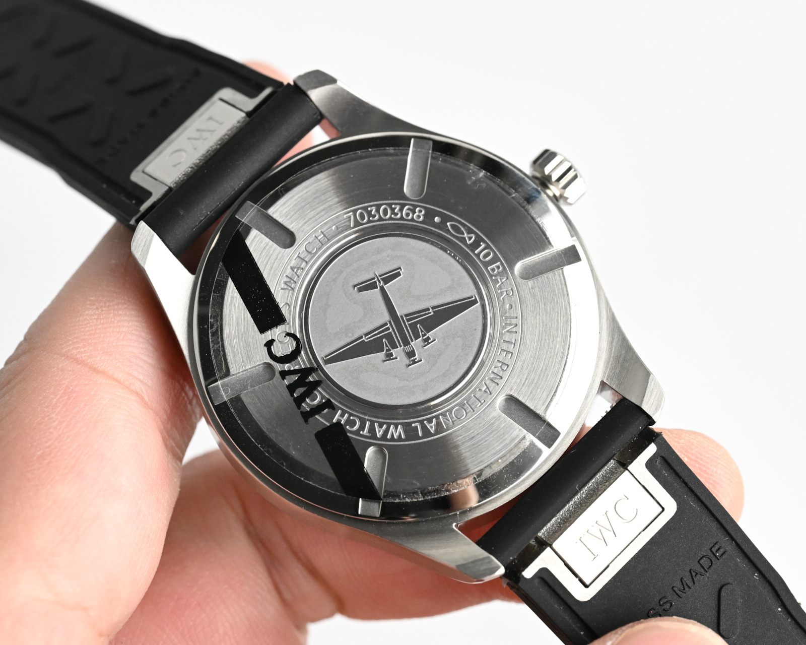统一价：1250
G5 工厂全新推出IWC万国 IW328210 
马克二十系列
别名：IWC-梅赛德斯- AMG马石油F1车队特别款
资料如下：
尺寸：40* 10.68 mm
表镜：蓝宝石水晶玻璃
表带：自动拆卸系统的进口氟橡胶表带。
机芯：日本进口的降噪处理的西铁城9015机芯；调整日厉和时间的方式和原版同步相同。

G5  万国马克F1赛车款 己将轰鸣上市·
此次除了机芯；其他所有细节在矩微下己99%相同，此款己真正实现超A等级A8出品