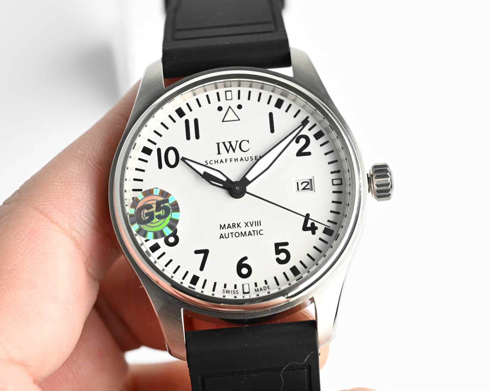 统一价：1250
G5 工厂全新推出IWC万国 IW328210 
马克二十系列
别名：IWC-梅赛德斯- AMG马石油F1车队特别款
资料如下：
尺寸：40* 10.68 mm
表镜：蓝宝石水晶玻璃
表带：自动拆卸系统的进口氟橡胶表带。
机芯：日本进口的降噪处理的西铁城9015机芯；调整日厉和时间的方式和原版同步相同。

G5  万国马克F1赛车款 己将轰鸣上市·
此次除了机芯；其他所有细节在矩微下己99%相同，此款己真正实现超A等级A8出品