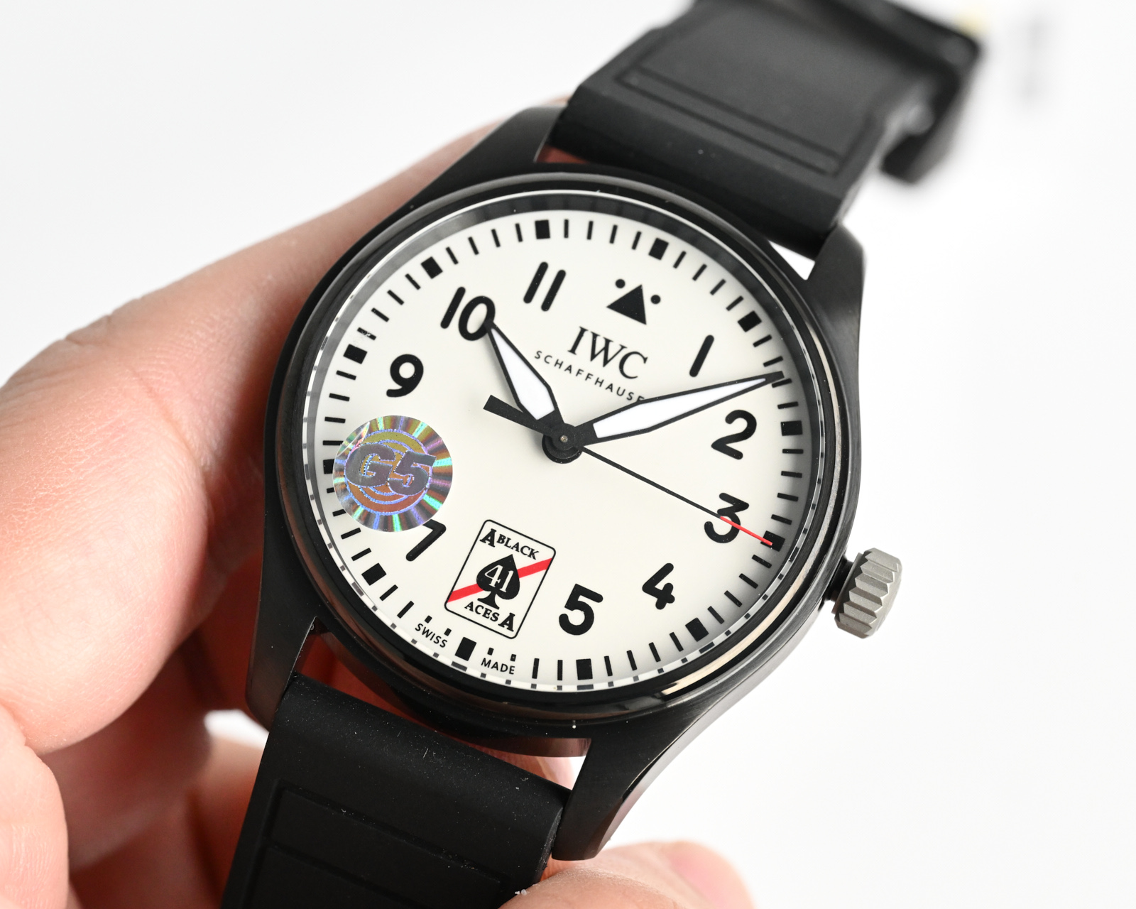 统一价：1250
G5 工厂全新推出IWC万国 IW328210 
马克二十系列
别名：IWC-梅赛德斯- AMG马石油F1车队特别款
资料如下：
尺寸：40* 10.68 mm
表镜：蓝宝石水晶玻璃
表带：自动拆卸系统的进口氟橡胶表带。
机芯：日本进口的降噪处理的西铁城9015机芯；调整日厉和时间的方式和原版同步相同。

G5  万国马克F1赛车款 己将轰鸣上市·
此次除了机芯；其他所有细节在矩微下己99%相同，此款己真正实现超A等级A8出品