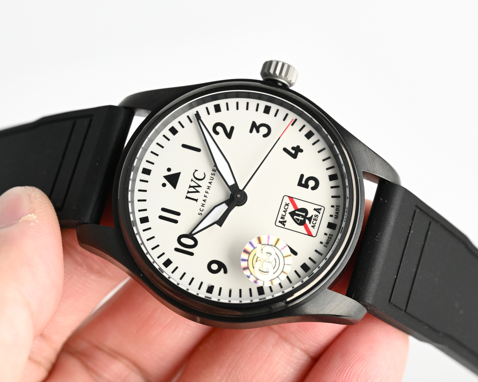 统一价：1250
G5 工厂全新推出IWC万国 IW328210 
马克二十系列
别名：IWC-梅赛德斯- AMG马石油F1车队特别款
资料如下：
尺寸：40* 10.68 mm
表镜：蓝宝石水晶玻璃
表带：自动拆卸系统的进口氟橡胶表带。
机芯：日本进口的降噪处理的西铁城9015机芯；调整日厉和时间的方式和原版同步相同。

G5  万国马克F1赛车款 己将轰鸣上市·
此次除了机芯；其他所有细节在矩微下己99%相同，此款己真正实现超A等级A8出品