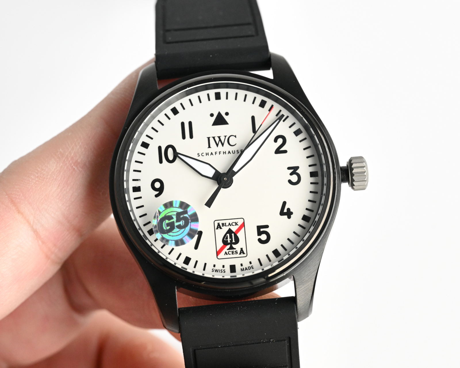 统一价：1250
G5 工厂全新推出IWC万国 IW328210 
马克二十系列
别名：IWC-梅赛德斯- AMG马石油F1车队特别款
资料如下：
尺寸：40* 10.68 mm
表镜：蓝宝石水晶玻璃
表带：自动拆卸系统的进口氟橡胶表带。
机芯：日本进口的降噪处理的西铁城9015机芯；调整日厉和时间的方式和原版同步相同。

G5  万国马克F1赛车款 己将轰鸣上市·
此次除了机芯；其他所有细节在矩微下己99%相同，此款己真正实现超A等级A8出品