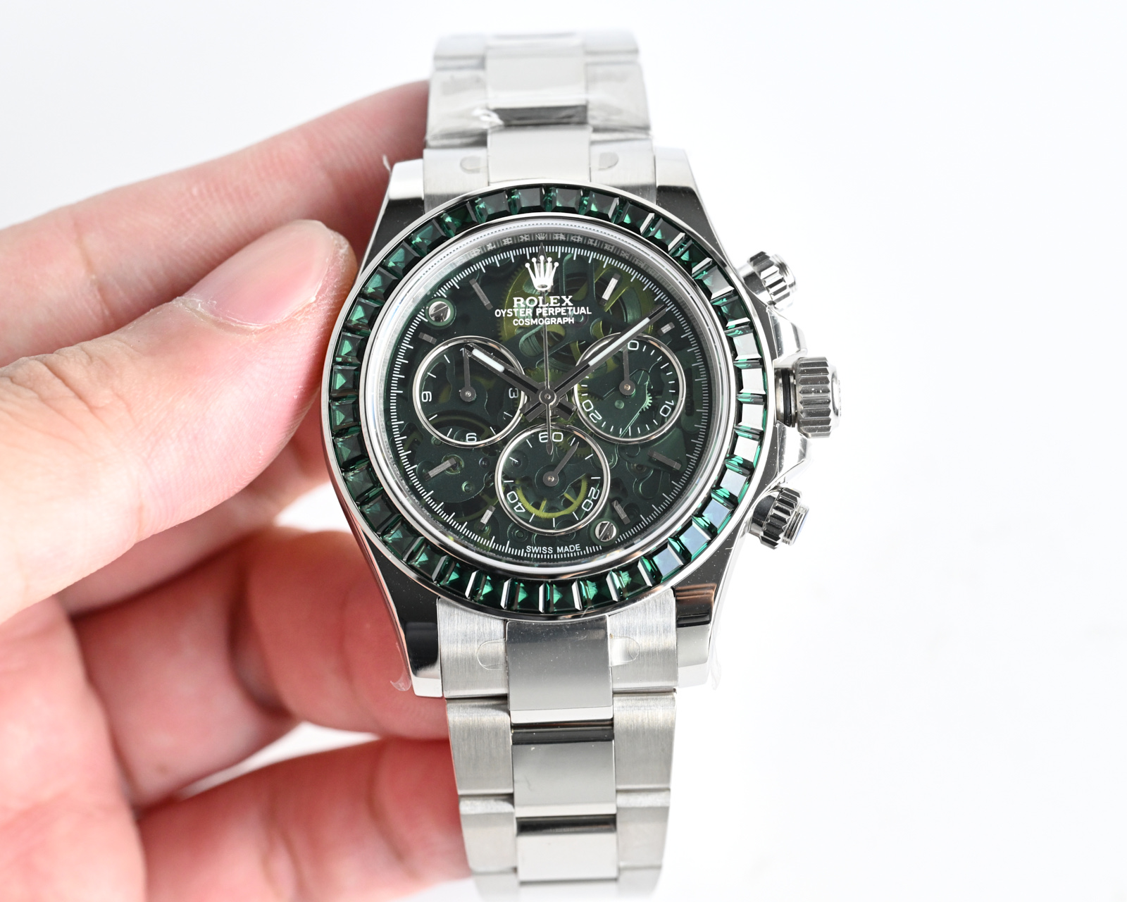 NO:387928,HEH carbon fiber Diw modified custom version ① Dandong movement, hollow 4802 movement The diameter of the watch is 40MM, the same size as the ordinary Ditona. The whole watch weighs about 50 grams, ③ The case is made of imported composite carbon fiber material, and the carbon fiber is a new material, with a color that is never out of date black and white, yellow, and the overall pattern is very elegant and luxurious. The carbon fiber is soft on the outside and hard on the inside, the mass is lighter than metal aluminum, but the strength is higher than steel, and it is corrosion-resistant. The case texture is varied, and each carbon fiber watch will show different patterns due to different cutting methods, becoming a unique existence. ④ The strap is a Velcro design, imported nylon on the front, cowhide on the back, and the buckle is also carbon fiber.,, cowhide19860909HEH碳纤维Diw改装定制版 ①机芯丹东机芯,镂空4802机芯 腕表直径为40MM,和普通的迪通拿尺寸都一样.整表重约50克, ③表壳整体采用进口复合碳纤维材质,碳钎维材质是一种新型材料,颜色为永不过时的黑色和白色,黄色,整体的纹路十分典雅、奢华.碳纤维外柔内刚,质量比金属铝轻,强度却高于钢铁,并且具有耐腐蚀.表壳纹理多变,并且每一枚碳纤维腕表会因切割方式有别而展现出不同的纹路,成为独一无二的存在. ④表带是魔术贴的设计,正面进口尼龙材质,背面牛皮材质,表扣材质同样为碳纤维.,,cowhide,Watch