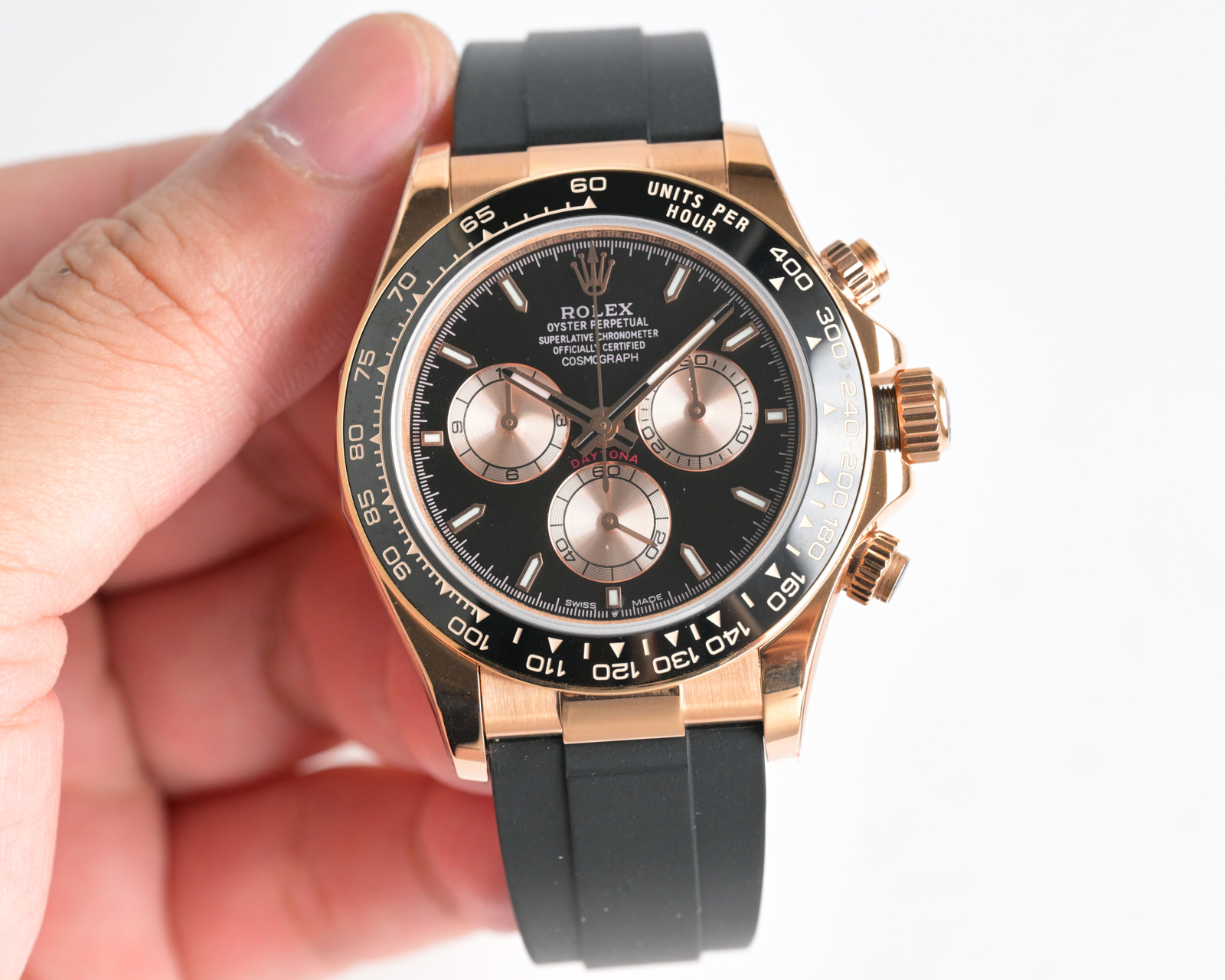 NO:336687,18k/pack of gold Rolex Ditona series GTC China National Inspection and Inspection Certificate, available for online checking!  First-speed adjustment time chronograph seconds hand 3-character 9-character small hand The original function is consistent!  The original mold opening of the case is 40mm. The thickness is closest to the original on the market. The solid outer ring continuous metering speed scale on the market (using real ceramic technology, scratching, never fading, texture is the same as the original). The font and the disc logo adopt a superimposed printing process, and there will be a slight bulge when viewed from the side. The background color pattern of the disc has been filtered and corrected countless times to ensure that it is 100% consistent with the original. The Rolex metal LOGO on it is opened separately, whether it is three-dimensional or round, can be PK original. Easy to read Chroma light luminous display is equipped with long-term luminous substance. The mirror flat sapphire crystal glass is anti-scratch, and the effect is never ghosted, which is consistent with the authentic. The six-character authentic product is consistent with the anti-counterfeiting small crown (note the details) The buckle is made of imported stainless steel 1:1 loose pieces. Lashes inside, corrosive Rolex steel printing  External genuine buckle safety ring, Rolex1986090918k/包金  劳力士迪通拿系列 GTC中国国检检测证书,联网可查！一档调时 计时秒针 3字位9字位小针 功能原装一致！表壳原版开模,表盘尺寸40mm.厚度目前市面上最接近原装的 陶质实心外圈连计速刻度（采用真陶瓷工艺 刮不花 永不退色 质感和正品一致）功能盘字体和盘面logo采用叠加印刷工艺,从侧面观察会有微微隆起之感.盘面的底色纹路经过无数次过滤改正,确保百分百吻合与原装.其上的劳力士金属LOGO单独开模,无论是立体感还是圆润度均可PK原装 易读Chroma light夜光显示 配长效夜光物质.表镜平形蓝宝石水晶玻璃 抗刮损,效果绝不重影,吻合正品.六字位正品一致的有防伪的小皇冠（注意细节）表扣采用进口精钢1:1散件打磨而成 拉沙内侧 腐蚀劳力士钢印 外置正品一模一样的表扣保险环,,,rolex,Watch