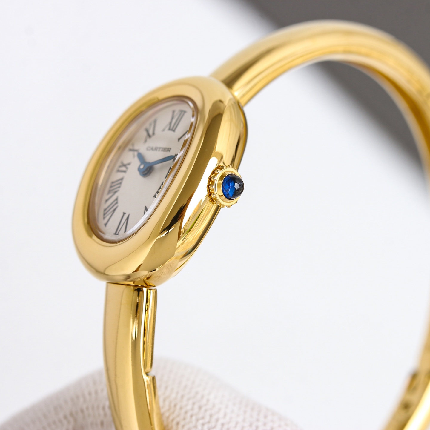 1100
新款浴缸手镯表，18k包金版！卡家经典之作浴缸系列手表。 Baignoire 全新&ldquo;浴缸&rdquo;手镯腕表，表壳尺寸：24.6*18.7毫米，手围尺寸15mm 16mm 17mm。 手表即是手镯，小巧别致叉夺人眼球，时髦中更透露一丝奢华，实物拿到手的时候大吃一惊，颜值高 ！椭圆外型的感觉正是典雅欧风浴缸形状，这也太好看了吧！Baignoire浴缸系列腕表，柔和的线条、表耳以及华贵气质赋予腕表极致平衡的观感。腕表隽永经典，尽显法式优雅，深受女性青睐。小号表款，瑞士原装进口石英机芯。精钢包金表壳，镀银表盘，剑形蓝钢指针，蓝宝石水晶镜面。卡地亚腕表重新演绎传统圆形腕表造型，将圆形延伸为椭园形。腕表从极具几何特色的简约椭圆形汲取灵感，采用圆润丰盈的椭圆廓形，尽彰柔美风情。送礼自留绝对首选，不满意支持退货!