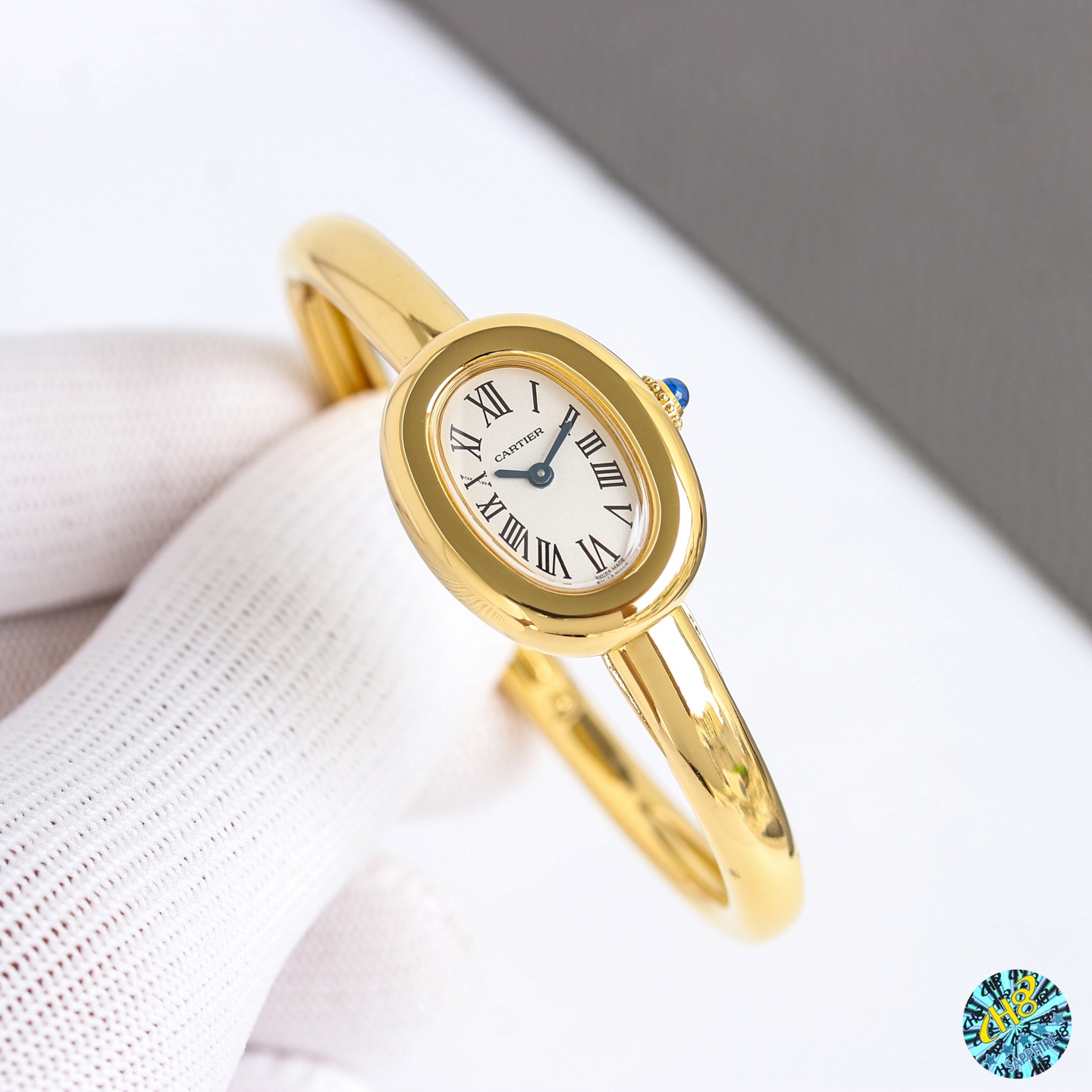 1100
新款浴缸手镯表，18k包金版！卡家经典之作浴缸系列手表。 Baignoire 全新&ldquo;浴缸&rdquo;手镯腕表，表壳尺寸：24.6*18.7毫米，手围尺寸15mm 16mm 17mm。 手表即是手镯，小巧别致叉夺人眼球，时髦中更透露一丝奢华，实物拿到手的时候大吃一惊，颜值高 ！椭圆外型的感觉正是典雅欧风浴缸形状，这也太好看了吧！Baignoire浴缸系列腕表，柔和的线条、表耳以及华贵气质赋予腕表极致平衡的观感。腕表隽永经典，尽显法式优雅，深受女性青睐。小号表款，瑞士原装进口石英机芯。精钢包金表壳，镀银表盘，剑形蓝钢指针，蓝宝石水晶镜面。卡地亚腕表重新演绎传统圆形腕表造型，将圆形延伸为椭园形。腕表从极具几何特色的简约椭圆形汲取灵感，采用圆润丰盈的椭圆廓形，尽彰柔美风情。送礼自留绝对首选，不满意支持退货!