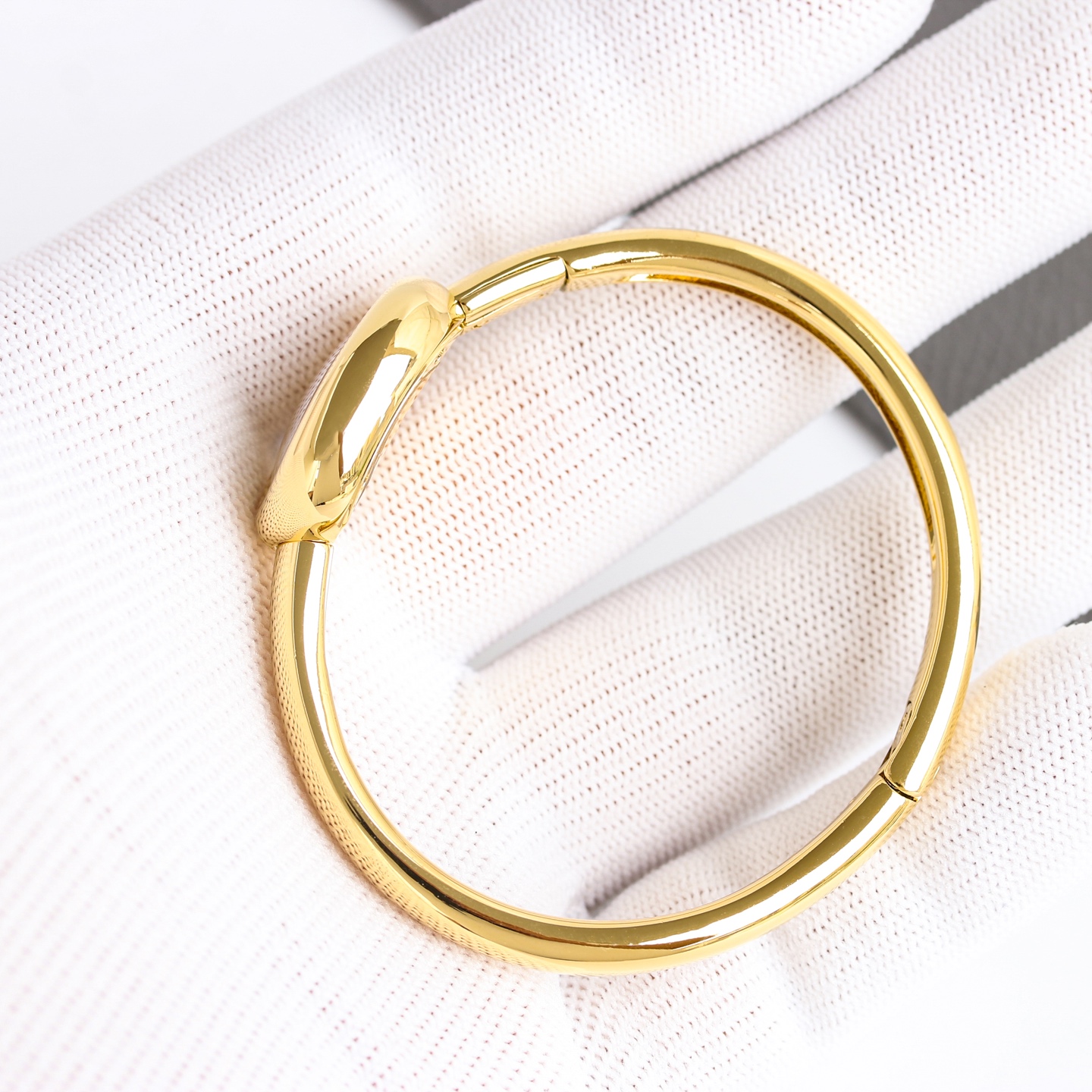 1100
新款浴缸手镯表，18k包金版！卡家经典之作浴缸系列手表。 Baignoire 全新&ldquo;浴缸&rdquo;手镯腕表，表壳尺寸：24.6*18.7毫米，手围尺寸15mm 16mm 17mm。 手表即是手镯，小巧别致叉夺人眼球，时髦中更透露一丝奢华，实物拿到手的时候大吃一惊，颜值高 ！椭圆外型的感觉正是典雅欧风浴缸形状，这也太好看了吧！Baignoire浴缸系列腕表，柔和的线条、表耳以及华贵气质赋予腕表极致平衡的观感。腕表隽永经典，尽显法式优雅，深受女性青睐。小号表款，瑞士原装进口石英机芯。精钢包金表壳，镀银表盘，剑形蓝钢指针，蓝宝石水晶镜面。卡地亚腕表重新演绎传统圆形腕表造型，将圆形延伸为椭园形。腕表从极具几何特色的简约椭圆形汲取灵感，采用圆润丰盈的椭圆廓形，尽彰柔美风情。送礼自留绝对首选，不满意支持退货!