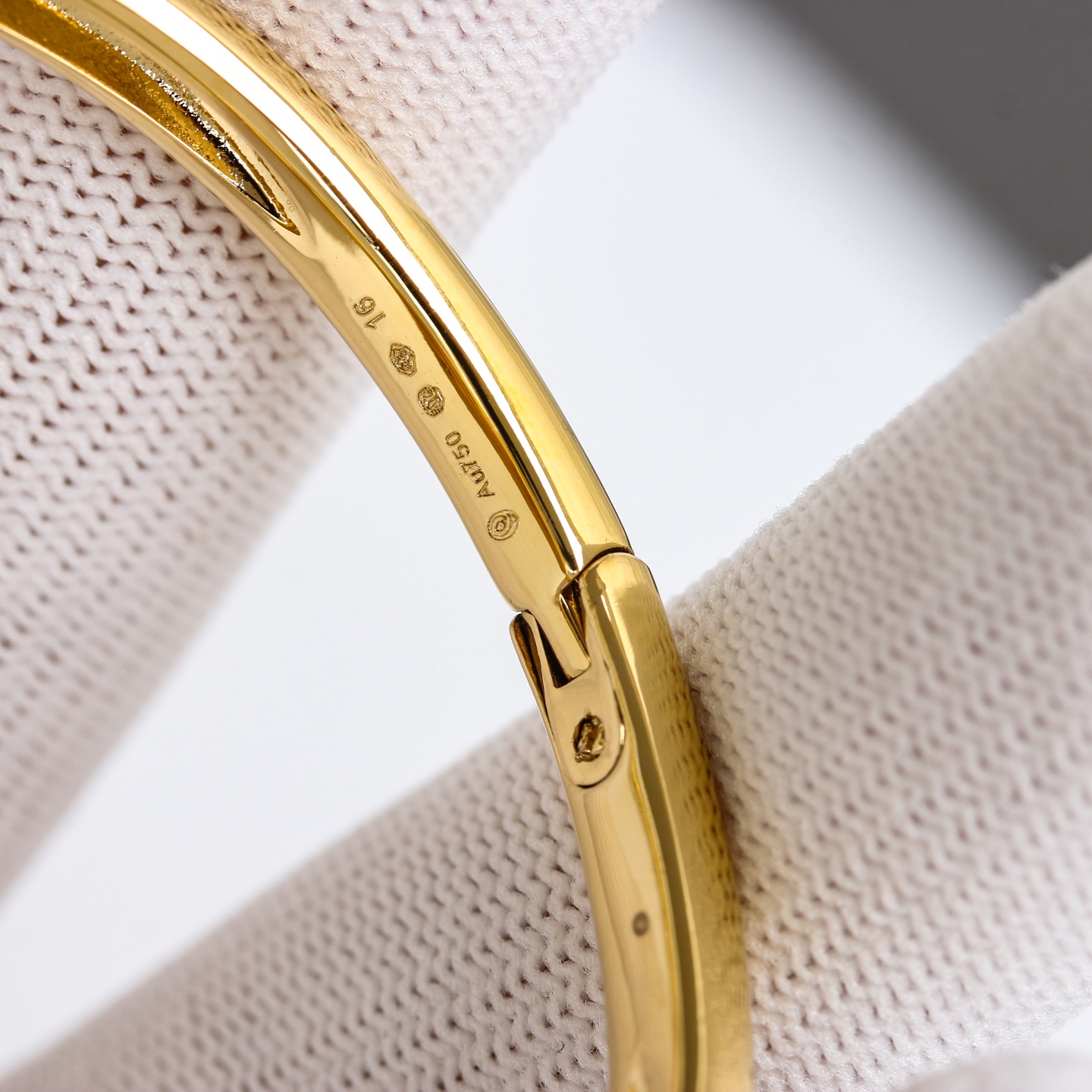 1100
新款浴缸手镯表，18k包金版！卡家经典之作浴缸系列手表。 Baignoire 全新&ldquo;浴缸&rdquo;手镯腕表，表壳尺寸：24.6*18.7毫米，手围尺寸15mm 16mm 17mm。 手表即是手镯，小巧别致叉夺人眼球，时髦中更透露一丝奢华，实物拿到手的时候大吃一惊，颜值高 ！椭圆外型的感觉正是典雅欧风浴缸形状，这也太好看了吧！Baignoire浴缸系列腕表，柔和的线条、表耳以及华贵气质赋予腕表极致平衡的观感。腕表隽永经典，尽显法式优雅，深受女性青睐。小号表款，瑞士原装进口石英机芯。精钢包金表壳，镀银表盘，剑形蓝钢指针，蓝宝石水晶镜面。卡地亚腕表重新演绎传统圆形腕表造型，将圆形延伸为椭园形。腕表从极具几何特色的简约椭圆形汲取灵感，采用圆润丰盈的椭圆廓形，尽彰柔美风情。送礼自留绝对首选，不满意支持退货!