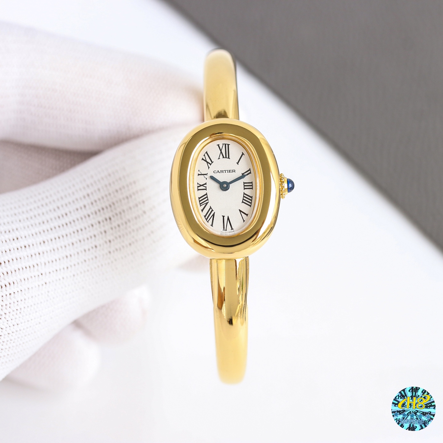 1100
新款浴缸手镯表，18k包金版！卡家经典之作浴缸系列手表。 Baignoire 全新&ldquo;浴缸&rdquo;手镯腕表，表壳尺寸：24.6*18.7毫米，手围尺寸15mm 16mm 17mm。 手表即是手镯，小巧别致叉夺人眼球，时髦中更透露一丝奢华，实物拿到手的时候大吃一惊，颜值高 ！椭圆外型的感觉正是典雅欧风浴缸形状，这也太好看了吧！Baignoire浴缸系列腕表，柔和的线条、表耳以及华贵气质赋予腕表极致平衡的观感。腕表隽永经典，尽显法式优雅，深受女性青睐。小号表款，瑞士原装进口石英机芯。精钢包金表壳，镀银表盘，剑形蓝钢指针，蓝宝石水晶镜面。卡地亚腕表重新演绎传统圆形腕表造型，将圆形延伸为椭园形。腕表从极具几何特色的简约椭圆形汲取灵感，采用圆润丰盈的椭圆廓形，尽彰柔美风情。送礼自留绝对首选，不满意支持退货!