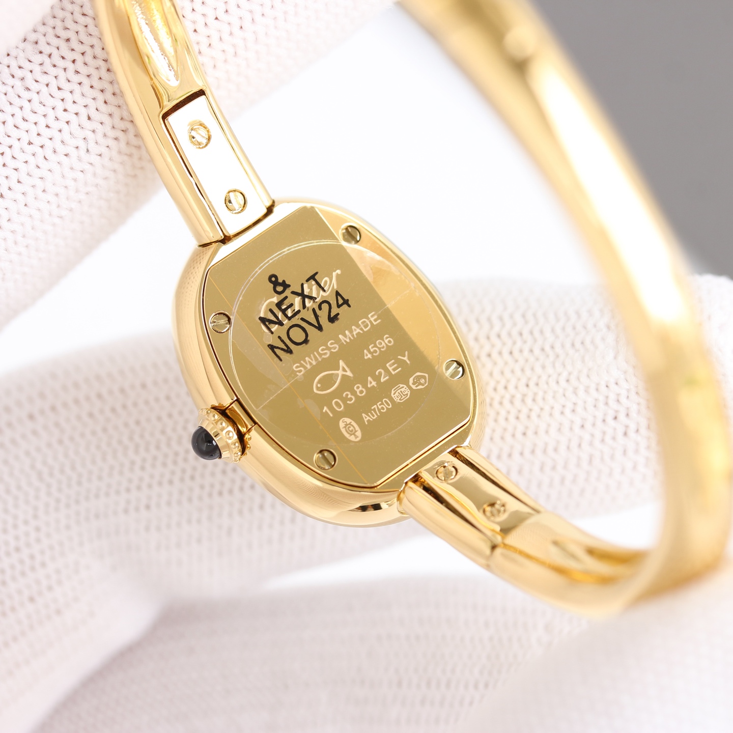 1100
新款浴缸手镯表，18k包金版！卡家经典之作浴缸系列手表。 Baignoire 全新&ldquo;浴缸&rdquo;手镯腕表，表壳尺寸：24.6*18.7毫米，手围尺寸15mm 16mm 17mm。 手表即是手镯，小巧别致叉夺人眼球，时髦中更透露一丝奢华，实物拿到手的时候大吃一惊，颜值高 ！椭圆外型的感觉正是典雅欧风浴缸形状，这也太好看了吧！Baignoire浴缸系列腕表，柔和的线条、表耳以及华贵气质赋予腕表极致平衡的观感。腕表隽永经典，尽显法式优雅，深受女性青睐。小号表款，瑞士原装进口石英机芯。精钢包金表壳，镀银表盘，剑形蓝钢指针，蓝宝石水晶镜面。卡地亚腕表重新演绎传统圆形腕表造型，将圆形延伸为椭园形。腕表从极具几何特色的简约椭圆形汲取灵感，采用圆润丰盈的椭圆廓形，尽彰柔美风情。送礼自留绝对首选，不满意支持退货!