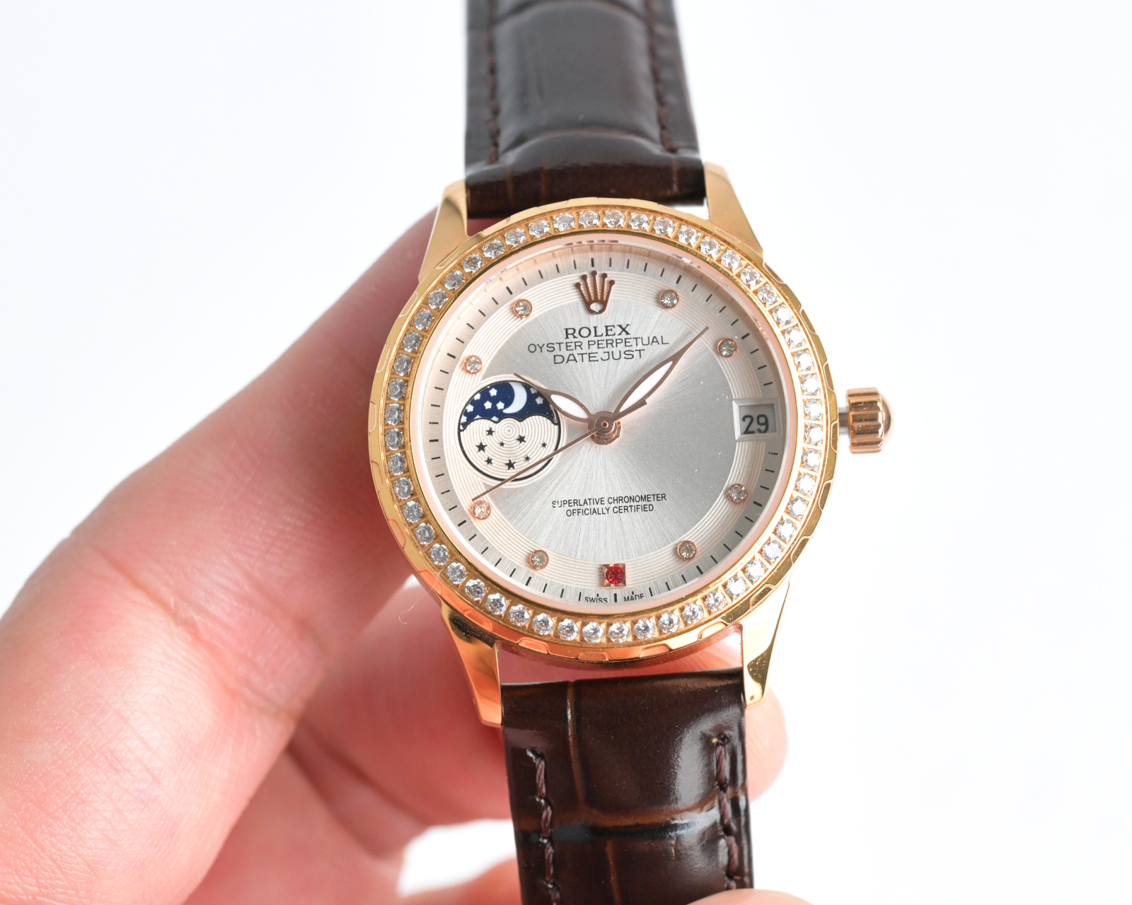 NO:336843,Gold Best Female Model of the Year Rolex New R OLEX Lady Jewelry Series Moon [Moon] Phase [Sun] Series, 9-character Sun, Moon and Star Function, equipped with original imported call8217 Moon Camera Caliber (0 Repair 0 After-sales Service), adopts a high-end mother-of-pearl dial with fashionable women's watch. Super luminous and unique 3-character Calendar 316L stainless steel case (10mm thickness), high-quality Swarovski crystal diamond on the shell, mirrored 9-grade sapphire crystal scratch-resistant glass, waterproof depth: 50 meters strap ceramic steel belt/Italian selected calfskin, fine polishing, fresh and elegant, generous and decent goddess must have high quality Five-star recommendation!  , swarovski,rolex,cowhide19860909金 年度最佳女款  劳力士新款R OLEX 淑女珠宝系列 月[月亮]相[太阳]系列,9字位日月星辰功能,搭载原装进口call8217月相机芯(0返修0售后）, 采用高端珍珠贝母表盘时尚女表 夜时超强夜光独特3字位日历316L精钢表壳（厚度10mm）,壳上采用高品质施华洛世奇水晶钻石,镜面9级蓝宝石水晶防刮玻璃,防水深度:50米表带陶瓷钢带/意大利精选小牛皮,精细打磨,清新优雅,大方得体女神必备款高品质 五星推荐！,,swarovski,rolex,cowhide,Watch