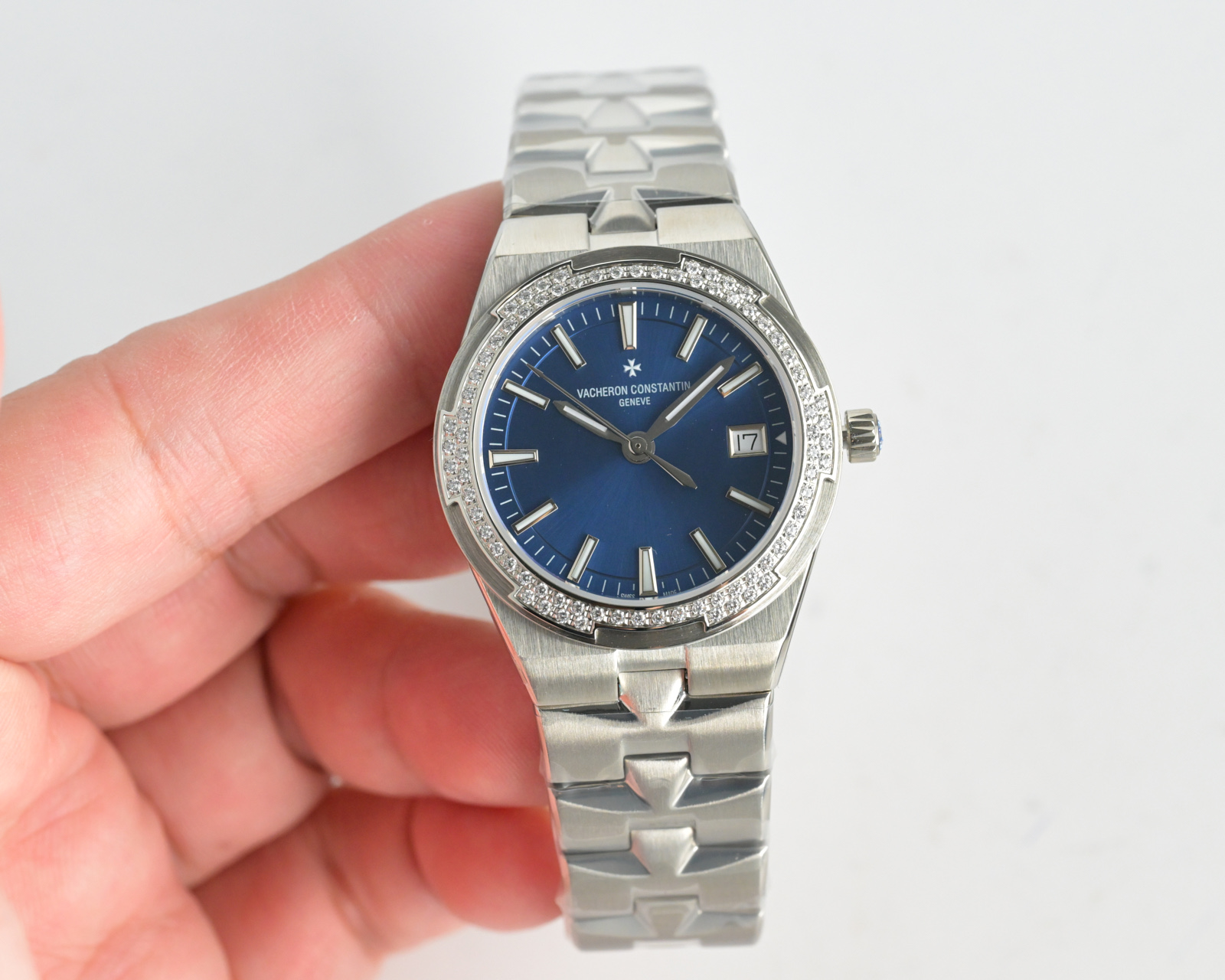 NO:391740,GS new product [VC Vacheron Constantin's new Overseas 1225v/1205v Quartz watch. A small-size watch with a diameter of 33mm is the first choice for Asian girls with slender wrists. The watch has 78 round-cut Swarovski rhinestones, which is dazzling. Sapphire crystal glass is never scratched. In the current small-size watch market, the exquisite and flexible Long-sing Sihai series watches not only have unique elegance, but also show the distinctive watchmaking connotation of the brand under the Malta cross elements. The dial is processed by the sunburst satin brushing process and has a velvety smooth minute scale circle. The 18k gold hour markers are all white luminous coating.  The movement uses imported Swiss imported ETA quartz movement, with accurate and stable 0 errors. The strap is synchronized with the original 'replaceable strap system'. You only need to tick a small scratch rod between the strap and the lug to replace the steel belt and belt strap. The independent mold opening half-marathon other cross three-piece folding buckle., versace, vacheron19860909GS新品【VC江诗丹顿全新Overseas 纵横四海系列】 型号1225v/1205v 石英腕表 表径33mm的小尺寸腕表,是手腕纤细的亚洲女生首选,腕表有着78颗圆形切割施华洛水钻,璀璨夺目.蓝宝石水晶玻璃更是永不刮花 在当下小尺寸流行的钟表市场内,精巧灵动的纵横四海系列腕表不仅独具优雅风范,还在马耳他十字元素下展现品牌特色鲜明的制表内涵.表盘经旭日纹缎面拉丝工艺处理 带有天鹅绒般光滑分钟刻度圈 18k金时标均带白色夜光涂层 机芯采用进口瑞士进口ETA石英机芯,走时精准稳定0误差,表带同步原装「可更换表带系统」,只需要拨动表带和表耳之间的一个小划杆就可以拆换钢带及皮带表带,独立开模半马其他十字三片折叠式表扣.,,versace,vacheron,Watch