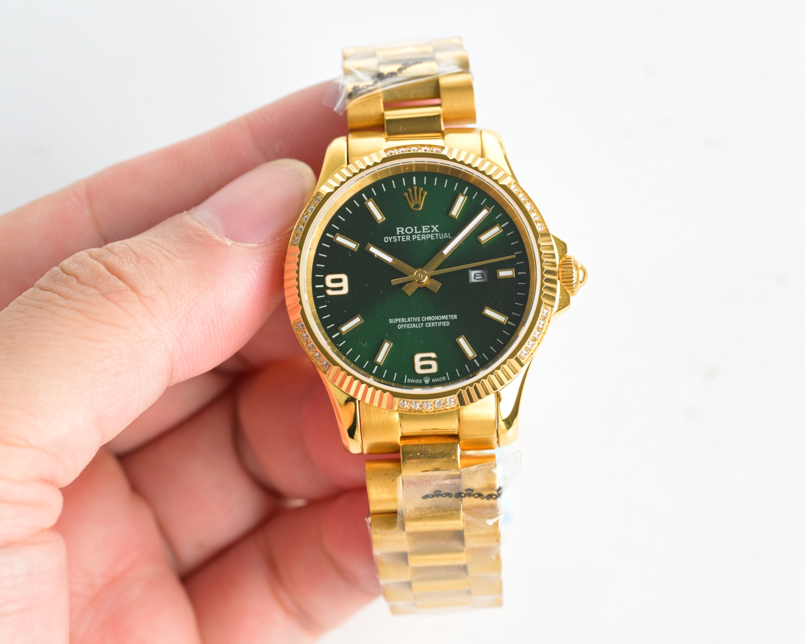 NO:336937,Gold AR Factory Recommended Latest Version, Rolex Rolex Women's Log Type 34mm Log Type Watch! In terms of details, the diameter of the case remains the same as the original 34m. 904L stainless steel is used to forge the stainless steel watch case. It is matched with the 6T51 movement imported from Japan, with a swing of 28,800. Its performance is extremely stable and its shock resistance can be maintained regularly. It is firmly tightened to the case, making it more waterproof. A small window convex lens is installed at 3 o'clock to enlarge the date display of the watch, making it more convenient to read the date. The women's log-type waterproof Oyster case provides the best protection for the high-precision movement! The new double-headed particle connection method under the 904L watch strap and the outer ring (can be used with the original), the concealed folding crown buckle is opened with the articulated Rolex crown logo. AR FactoryRolex women's clothing welcomes everyone to taste it! ,,rolex19860909金 AR Factory 推荐 最新版本, 劳力士Rolex女装日志型34mm日志型腕表！细节方面 表壳直径保持与原装一致34m,采用904L不锈钢来锻造不锈钢腕表表壳, 搭配日本进口6T51机芯,摆幅28800,性能极为稳定,其抗震力都可保持规律运行. 牢固旋紧于表壳,使得更加防水. 3点钟位置装有小窗凸透镜将腕表日期显示放大,使日期读取更加方便,女装日志型的防水蚝式表壳给予高精准机芯最佳防护！ 904L腕表表带和外圈底下的崭新双头粒连接方式（可与原装通用）,隐蔽式摺叠皇冠带扣,以铰接的劳力士皇冠标志开启. AR FactoryRolex女装欢迎各位 表友品鉴！,,rolex,Watch
