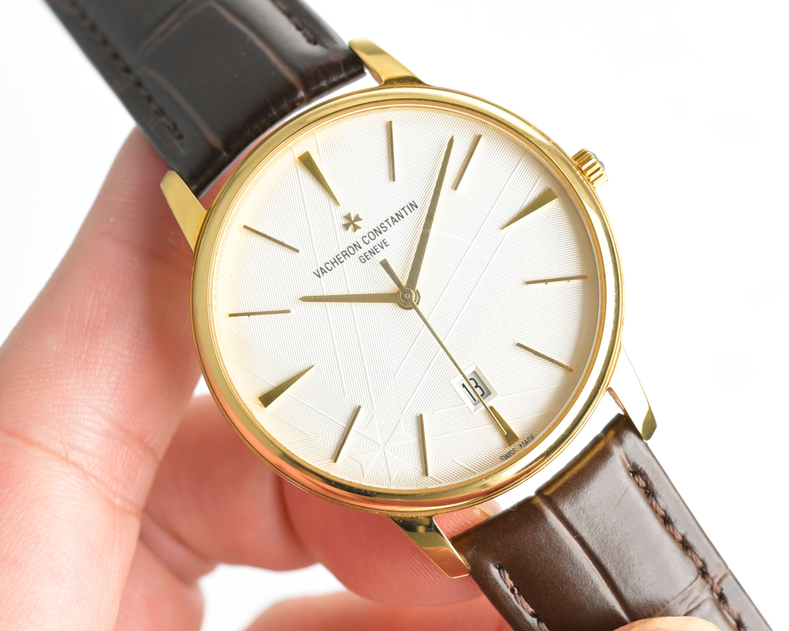 NO:336949,Gold [Wall crack recommended market highest replica V4 upgraded version Vuvre Constantin VC inheritance series 85180 watch!  1 [Case] ​​Size 40mm/9mm, perfectly round case, paired with a micro-solar lug design, makes it more suitable for the wearer's wrist. Each finished shell cover needs to be strictly controlled by MK to restore the unique texture of the authentic product. 2 [Movement] Steel wheels and other parts are carefully decorated by MK watchmakers, and the automatic rotor is plated with 18k gold, which maximizes the original exquisite craftsmanship level. 3 [Watch mirror] The two sapphire glass mirrors on the front and back are both anti-disiasing coatings. 4 [Watch strap] Double-layer Italian calfskin, paired with Malta cross pin buckles. Sincere work welcomes your taste, vacheron, cowhide19860909金【墙裂推荐市场最高复刻 V4升级版本 江诗丹顿VC传承系列85180腕表！ 1【表壳】尺寸40mm/9mm,完美圆形的表壳,搭配微孤式表耳设计,使之更加贴合佩戴者的手腕.每一个成品壳套,都需经过MK严格的质量把控,方能还原正品独特的质感. 2【机芯】钢轮等部件均由MK制表师精工装饰,自动摆陀更是镀有18k金,最大限度呈现原装精湛的工艺水平. 3【表镜】前后两片蓝宝石玻璃镜面,均有防眩晕镀膜处理. 4【表带】双层意大利小牛皮,搭配马耳他十字针扣,诚意之作欢迎您的品鉴,,,vacheron,cowhide,Watch