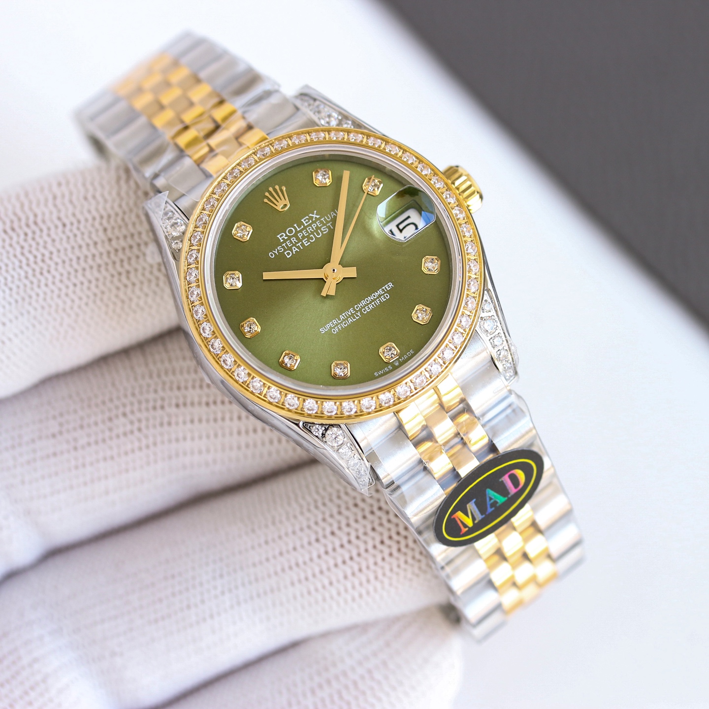1900，孔雀面2100
MAD Paris—日志31mm夺目彩钻！以炫彩夺丽给日志女款增加不同的色彩
1.外壳以最纯粹的904钢原材料制造，镶嵌4个耳角20颗莫桑钻石，搭配904圈口镶嵌的48颗莫桑钻石！完美呈现钻石的美，夺目，绚丽！表壳厚度10.6mm与原装一致！表冠旋入式双扣锁双重防水系统！
2.镜面抗刮损蓝水晶玻璃，防反光凸透式放大日历窗！
3.劳力士表盘特点的皇冠logo，圈口的美钻与表盘各种原色形成绚丽多彩的女性腕表！更有天然孔雀石作为顶级版本，还有各种特点的刻度丁都媲美原装，如下面细节图！
4.采用瑞士机芯！走时精准，零返修！
5.MAD厂用原装开模所谓的新款双头粒904L不锈钢钢带，月牙湾的中珠，厚度偏薄，对于女性手腕会更加贴服，看起来比较美观！如下细节图