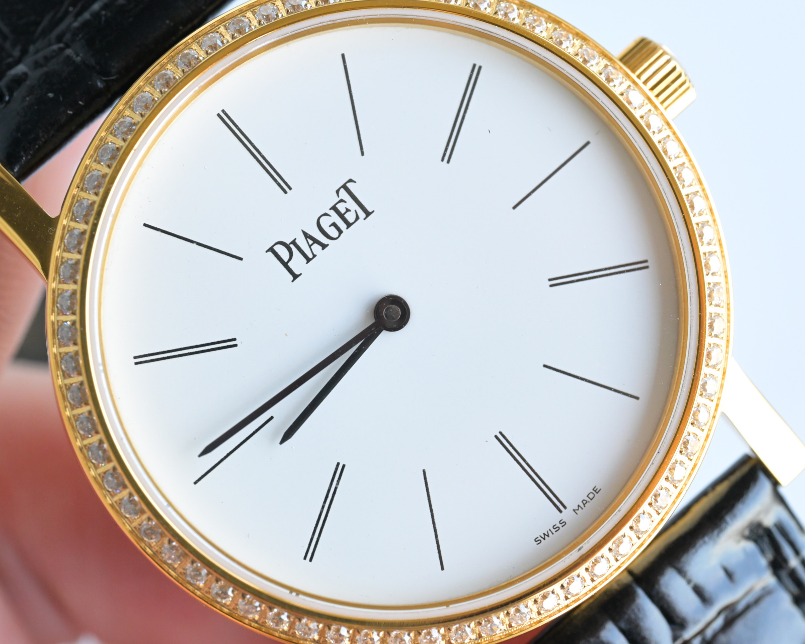 Piaget Altiplano rose gold case with diamond bezel, white dial, brown leather strap 40mm Unisex Quartz