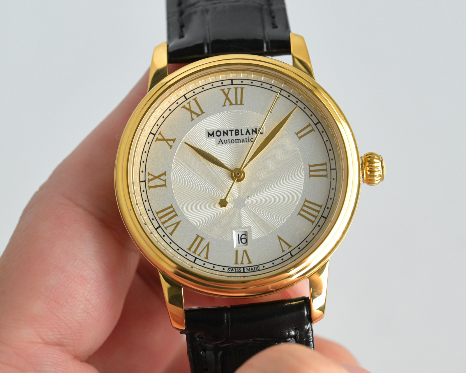 Montblanc Star Classique Date Automatic caixa em ouro amarelo, mostrador preto, pulseira de couro preta 39 mm Masculino Automático
