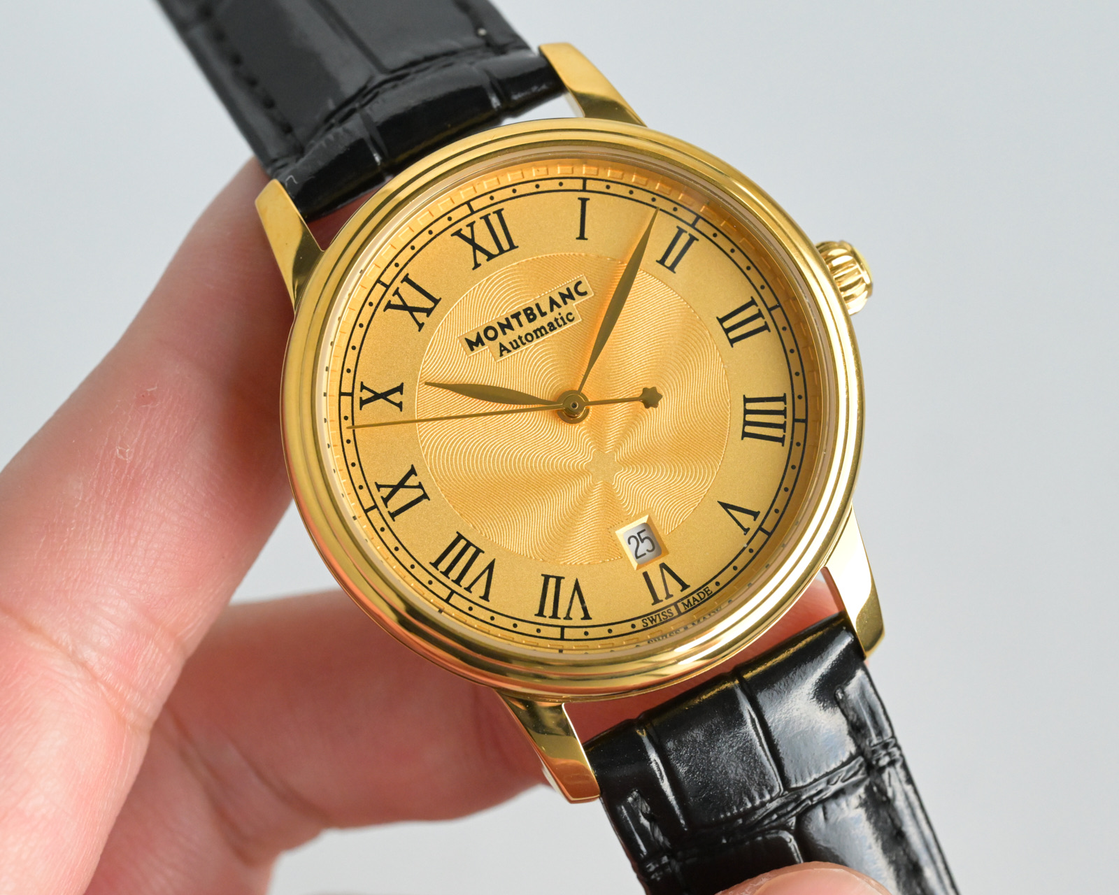 Montblanc Star Classique Date Automatic caixa em ouro amarelo, mostrador preto, pulseira de couro preta 39 mm Masculino Automático