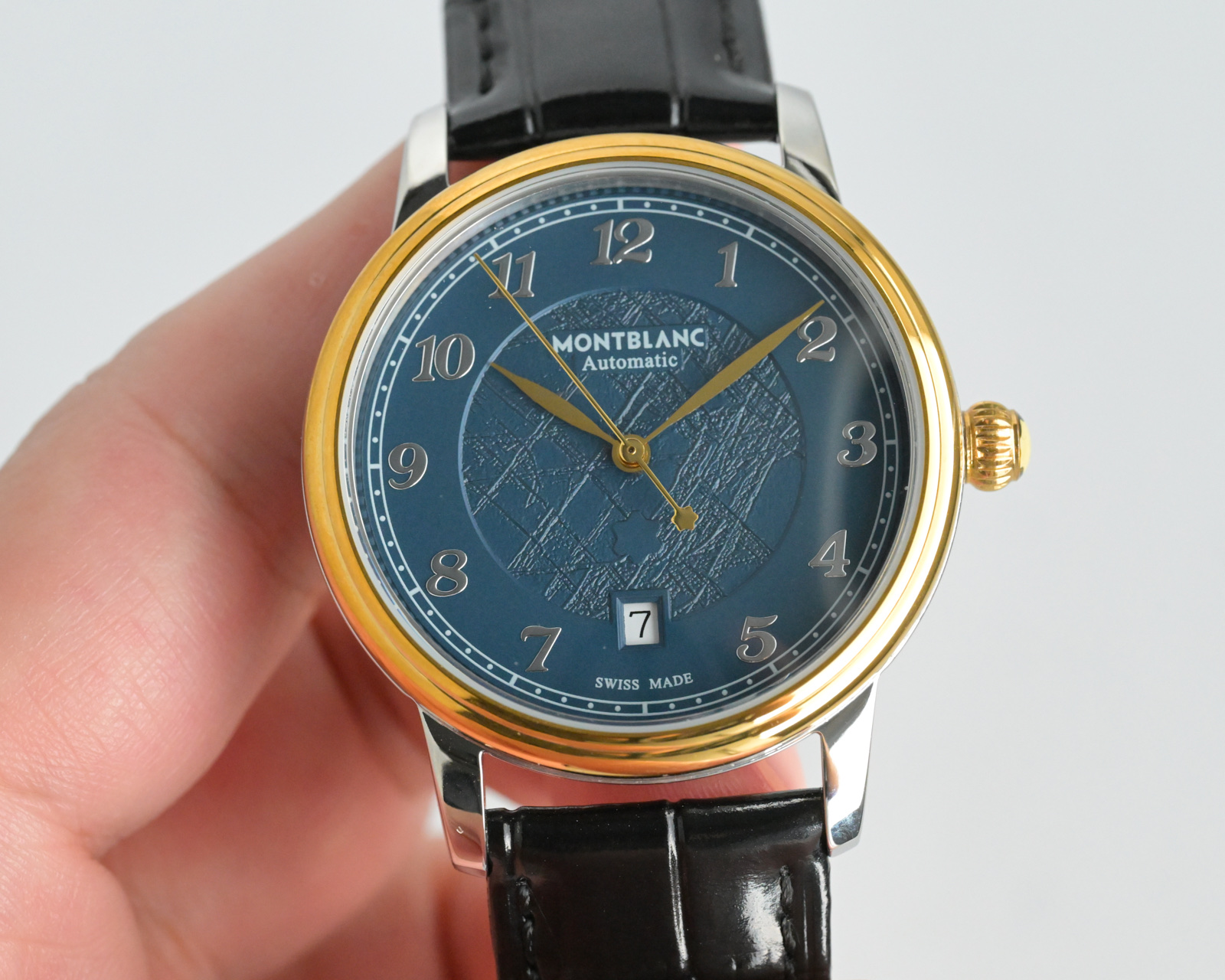 Montblanc Star Classique Date Automatic caixa em ouro amarelo, mostrador preto, pulseira de couro preta 39 mm Masculino Automático