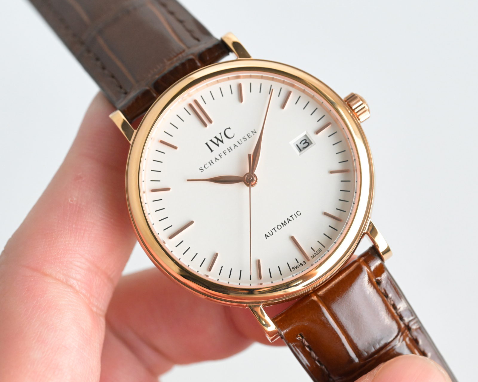 白壳850,玫壳900
Mks万国最强柏涛菲诺男表!最受欢迎的简洁,优雅,大气的正装风范手表!【表壳】40毫米的表壳!瑞士级精工打磨抛光!使得外观圆润饱满,细节到位!非常漂亮!【表盘】蓝宝石表镜防眩光镀膜,表盘采用最经典的柳叶针,有蓝色镀铑,玖瑰金,黄金,白金针!台湾顶级工艺表盘!精心制作,完美还原!【机芯】独家采用进口西铁城9015机芯!品质超高!走时精准耐用!几乎零返修!【表带】意大利仿真鳄鱼皮纹表带! 独家精心定制,出品保证了优越的品质,给佩戴者极佳的佩戴体验。买柏涛菲诺,认准mks出品!必属精品!