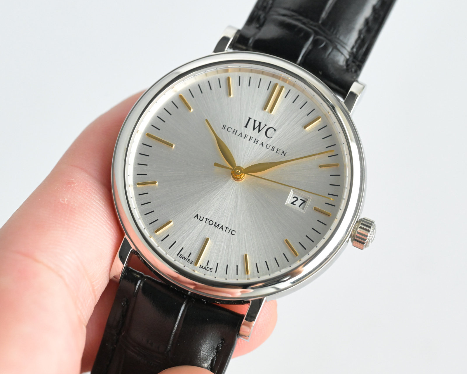 白壳850,玫壳900
Mks万国最强柏涛菲诺男表!最受欢迎的简洁,优雅,大气的正装风范手表!【表壳】40毫米的表壳!瑞士级精工打磨抛光!使得外观圆润饱满,细节到位!非常漂亮!【表盘】蓝宝石表镜防眩光镀膜,表盘采用最经典的柳叶针,有蓝色镀铑,玖瑰金,黄金,白金针!台湾顶级工艺表盘!精心制作,完美还原!【机芯】独家采用进口西铁城9015机芯!品质超高!走时精准耐用!几乎零返修!【表带】意大利仿真鳄鱼皮纹表带! 独家精心定制,出品保证了优越的品质,给佩戴者极佳的佩戴体验。买柏涛菲诺,认准mks出品!必属精品!