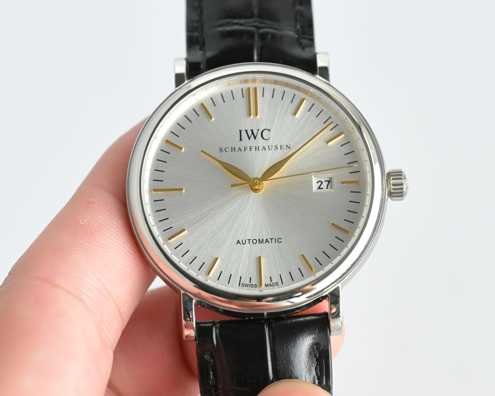 白壳850,玫壳900
Mks万国最强柏涛菲诺男表!最受欢迎的简洁,优雅,大气的正装风范手表!【表壳】40毫米的表壳!瑞士级精工打磨抛光!使得外观圆润饱满,细节到位!非常漂亮!【表盘】蓝宝石表镜防眩光镀膜,表盘采用最经典的柳叶针,有蓝色镀铑,玖瑰金,黄金,白金针!台湾顶级工艺表盘!精心制作,完美还原!【机芯】独家采用进口西铁城9015机芯!品质超高!走时精准耐用!几乎零返修!【表带】意大利仿真鳄鱼皮纹表带! 独家精心定制,出品保证了优越的品质,给佩戴者极佳的佩戴体验。买柏涛菲诺,认准mks出品!必属精品!