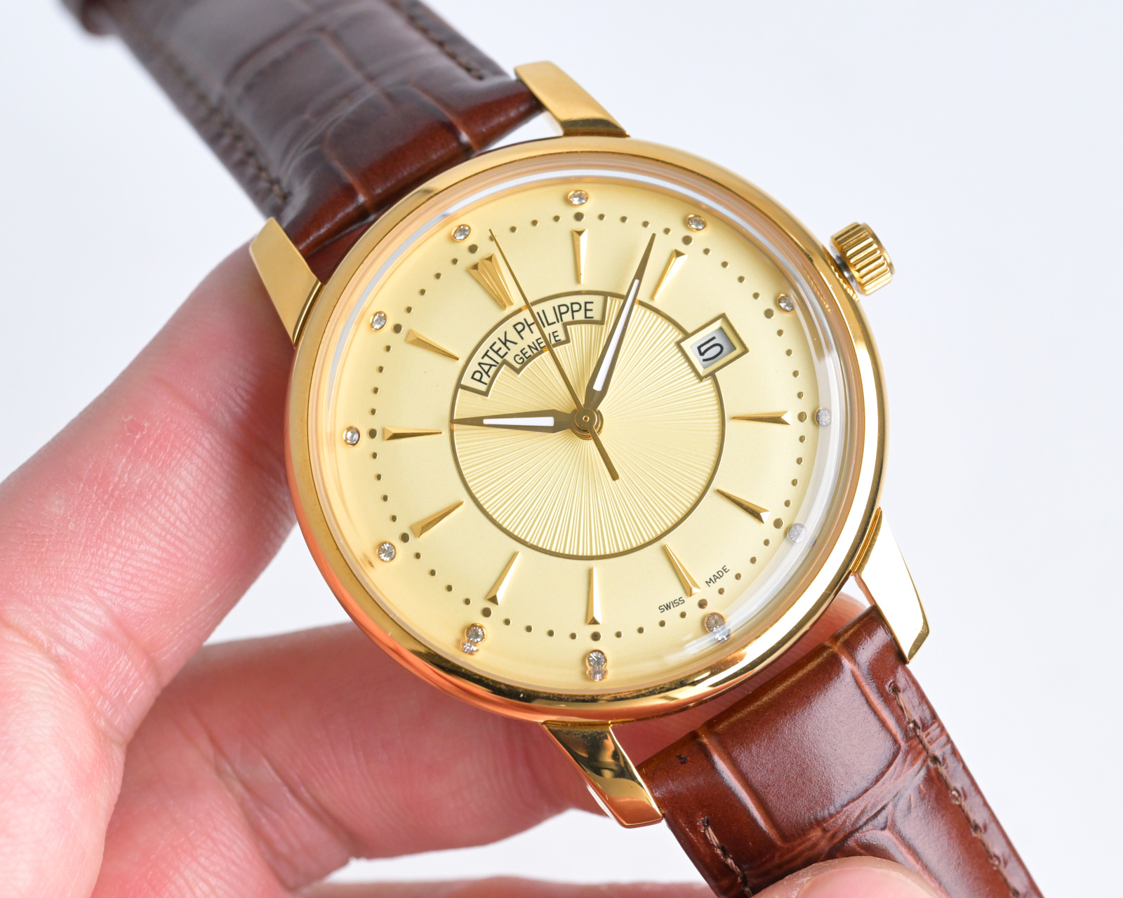 NO:552485,The golden year Patek Philippe/new pot cover mirror took up to 6 months!  Ultra-thin men's automatic mechanical watch, using imported original movement, vibration frequency 28800 times per hour, zero repair quality, diameter 42mm/8mm, same as the original one, (can be matched with calfskin imported from Xin Italy!) The lid is made of glass!  Super waterproof to 50 meters!  The same style at the counter, 1:1 replica!  Bring him to show his sharp edge and extraordinary style!  Dazzling brilliance, eternal dignity, patek philippe, cowhide19860909金 年 百达翡丽/新款锅盖镜面,耗时长达6个月！超薄男士自动机械腕表,采用进口原装机芯,每小时振频28800次,零返修质量,直径42mm/8mm与原装一至,(可搭配采用鑫意大利进口小牛皮！)锅盖玻璃材质！超强防水50米！专柜同款,1:1 复刻！带上他锋芒尽显,气派不凡！耀眼光辉,永恒尊贵,,patek philippe,cowhide,Watch