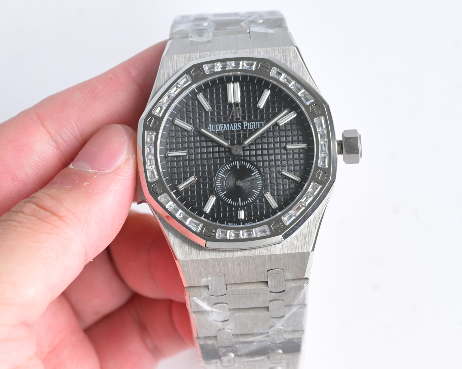 NO:552487,Gold Diamond AP Audemars Piguet Royal Oak 26591 IP Series Men's Watch Shockingly launched, the back cover has been upgraded to see through, and it uses the 2953 upgraded version of the movement, achieving the pinnacle of steel watches - demonstrating strength to defend the title of 'steel' king!  [5 subtleties] 1. The authentic product is disassembled and the size 42mm/11.3mm is consistent with the original product!  2. Perfectly restore every detail of the genuine watch case, showing the masculine temperament of the genuine 'angular, resolute and courageous'. 3. The workmanship of the steel band is impeccable, which is better than any steel band watch on the market. The tightness of the 'buffer belt' connecting the steel band head and the watch head is exactly the same as the original one (optional steel band type, tape type, mystery type, square diamond type)  4. Audemars Piguet 2953 upgraded movement, stable, excellent and more real. 5. The 'biscuit texture' of the dial is three-dimensional and full, paired with platinum fluorescent time scales and Royal Oak hands, for an exquisite experience and a different feeling!  Must be a quality product, audemars19860909金 钻 AP爱彼皇家橡树26591IP系列男士腕表 震撼上线后盖升级透底,采用2953升级版机芯, 成就钢表巅峰—— 实力演绎 卫冕“钢”王！【5大精妙之处】 1.正品拆解开模,尺寸 42mm/11.3mm与正品一致！ 2.完美还原正品表壳的每一处细节,尽显正品“棱角分明 坚毅果敢”的阳刚气质. 3.钢带的做工无可挑剔,比市面上任何钢带表做工均要更上一层楼,钢带头粒和表头衔接的“缓冲带”的松紧程度与正品一模一样,(可选配钢带款,胶带款,谜底款,方钻款) 4.爱彼2953升级版机芯,稳定,优秀,更真实. 5.表盘的“饼干纹理”立体饱满 搭配白金荧光时标和Royal Oak皇家橡树指针,体验精妙 感受不同！必属精品,,audemars,Watch