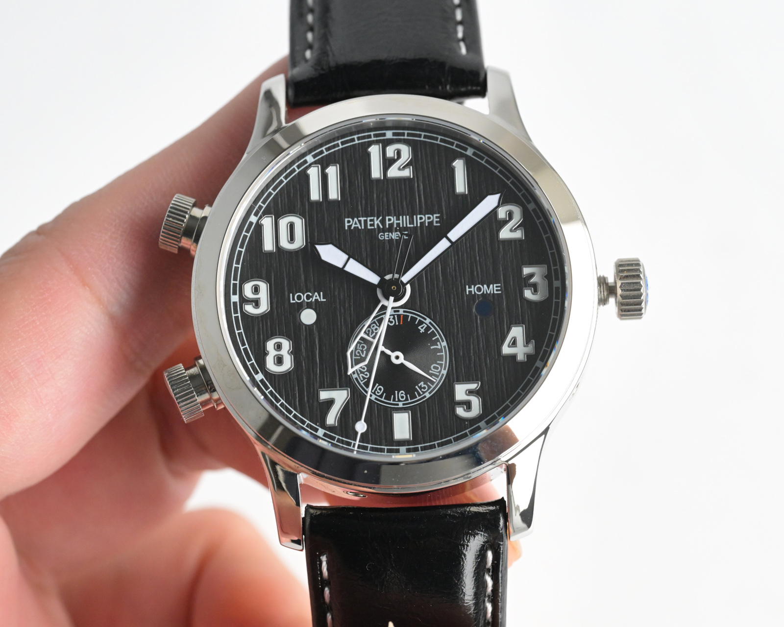 NO:715000,Produced by PP PP Factory Patek Philippe PP 5524G, a top sports watch that combines innovative technology, practical functions and unique design  40.8 mm in diameter, made of stainless steel, alternately polished and brushed, with a strong sense of layering. The back is made of comfortable technical material. This strap is very soft, durable and fits the wrist. The soul of this grenade watch is not its simple GMT hand, but Patek Philippe’s patented two-place time mechanism, which is extremely elegant and convenient to operate. There are two hidden buttons on the left side of the case, which are used to quickly adjust the hour hand and dual time zones to achieve functional alignment. There is a small window on the left and right of the dial, respectively.  Day and night status of LOCAL and HOME. Equipped with Patek Philippe Caliber324S S FUS automatic winding movement, with Gyromax balance wheel and Spromax hairspring, ensuring ultra-high accuracy of daily travel time. PP factory has created the first version matching function with good intentions, welcome all major watch friends to appreciate it. Luxurious and exquisite recommendation for men's multi-functional mechanical watch. For the best luxury recommendation as a gift, please look for the exclusive quality of PP, patek philippe19860909PP 出品  PP Factory 百达翡丽 PP 5524G,一款集创新技术,实用功能独特设计于一身的运动顶级腕表 40.8的毫米直径,不锈钢材质,经过抛光和拉丝交替处理,层次感强.,背面为舒适的技术材质,这种表带非常柔软,耐用且贴合手腕.这款手雷腕表的灵魂所在,并非他简单的GMT针,而是百达翡丽专利的两地时机制,操作极其优雅和便捷.表壳左侧有两个隐藏式按钮,分别都用于快调时针,双时区,实现功能对版.表盘左右各有一个小巧的视窗,分别显示 LOCAL 和HOME的昼夜状态 .搭载百达翡丽Caliber324S S FUS自动上链机芯,拥有Gyromax摆轮和Spromax游丝,确保每天走时的超高精准.PP厂用心良苦打造首家对版功能,欢迎各大表友品鉴 奢华精致推荐男士多功能机械腕表 送礼最佳奢华推荐请认准PP独家品质,,patek philippe,Watch