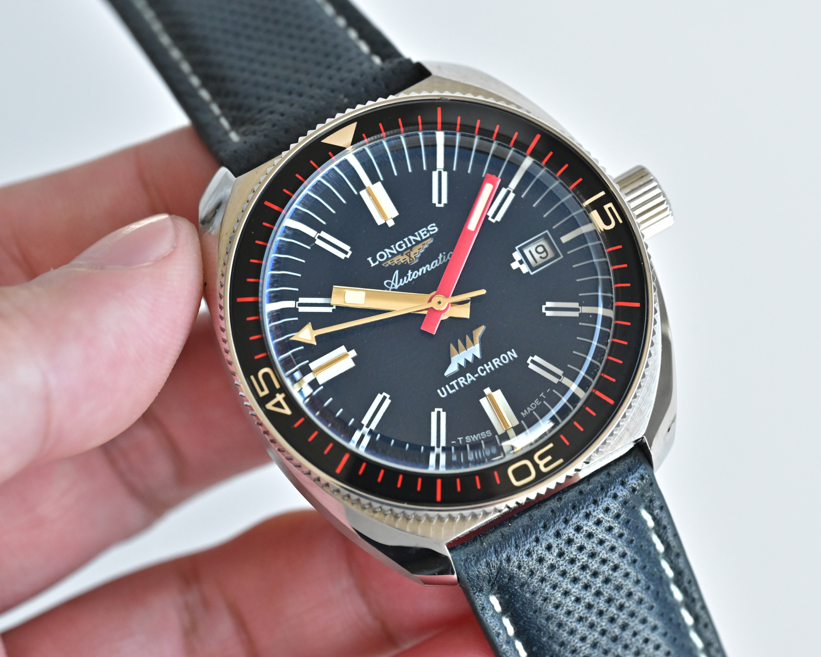 NO:725964,Longines' new [Longines High Frequency Precision Observatory Series] 1. 43mm pillow-shaped 316 stainless steel case, eye-catching red minute and hour hands are coated with luminous coating, giving the watch a distinctive pioneering sports style, meters diving depth. 2. Equipped with original imported movement, one-way rotating imported glass ring, sapphire scratch-resistant 'lid' mirror. 3.  Imported Italian calf leather with original embossed pattern pin buckle, full of three-dimensional effect. It is regarded as the world's first commercial mass-produced high-frequency diving watch. 4. All structures are reproduced according to the original 11, which is perfect. Sanjie recommends men's mechanical watches, longines, cowhide19860909浪琴 LONGINES 全新【浪琴表高频精密天文台系列】 1. 43毫米枕形316精钢表壳,醒目的红色分针与时针均涂以夜光涂层,贼予表款鲜明的先锋运动风格,米潜水深度. 2. 搭载原装进口机芯,单向旋转进口玻璃圈口、蓝宝石防刮“锅盖”镜面. 3. 进口意大利小牛皮搭配原装浮雕图案针扣,立体感十足.被视为全球第一款商业化量产的高频潜水表.  4. 所有结构按照原版11复刻,堪称完美. 三杰精致推荐男士机械腕表,,longines,cowhide,Watch