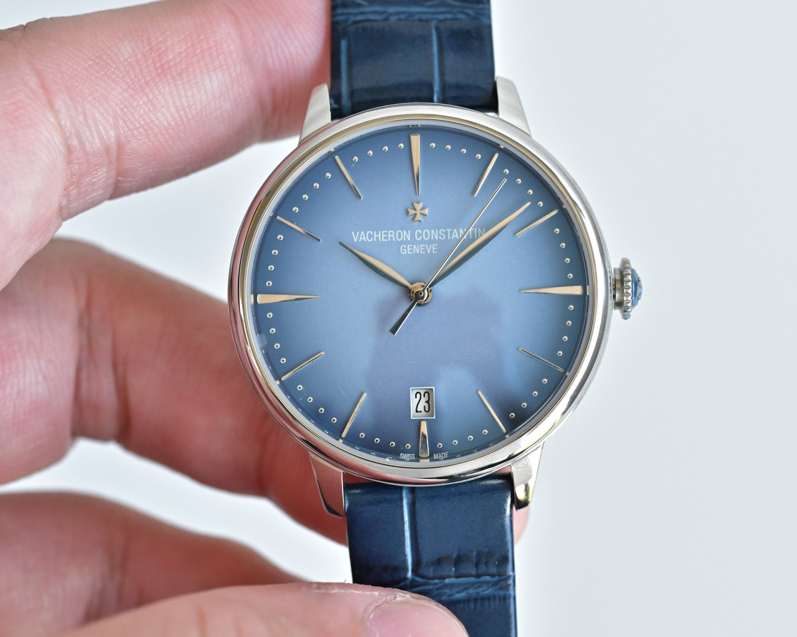 NO:725978,White shell, rose shell, diamond 50 Vacheron Constantin heritage series ladies new model.  Watch model 4115U/000G-B 1 Dial soft smoke color, pink gradient dial, girly and elegant impact feeling, gradient effect, arched outer ring equipped with 'bead-type' minute scale ring, composed of 48 round diamonds 2 The highest version on the market, official one-to-one replica, sapphire crystal glass, waterproof depth 30 meters, with imported 9015 movement modified Cal.26-330S.  316 fine steel material, the dial size is 36.5mm, suitable for most women to wear. 3Imported Italian calfskin, satin effect, pointed stitching, checkered pattern, independent quick replacement system, with original original pin buckle and polished half Maltese cross shape, creating a perfect product, welcome to reprint. Produced by TW, it must be a high-quality product,,vacheron,cowhide19860909白壳,玫壳,钻50 江诗丹顿传承系列女士新款．腕表型号4115U／000G-B 1表盘软萌烟熏色,粉色渐变色表盘,少女和优雅的撞击感,渐变效果,拱形外圈配有“珠粒式”分钟刻变圈,由48颗圆钻组成 2市场最高版本,官方一比一复刻,蓝宝石水晶玻璃,防水深度30米,搭配进口9015机芯改Cal.26-330S．316精刚材质,表盘尺寸36.5mm尺寸适合绝大部女性佩带 3进口意大利小牛皮,缎面效果,尖头缝线,方格纹,可自主快速替换系统,搭配原装原装针扣经抛光处理的半马耳他十字造型,打造出完美产品,欢迎转载.TW出品,必属精品,,vacheron,cowhide,Watch