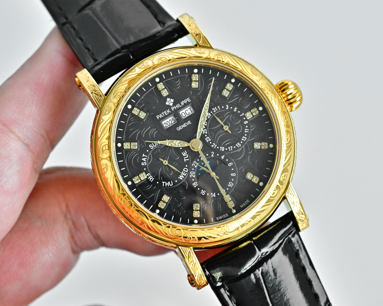 NO:727193,White shell, gold shell [iron scratched silver hook, vigorous and powerful] high-looking new product, simple, retro, and exquisite craftsmanship!  The best collection of the year - Patek Philippe Classic Super Complex Multi-Function Perpetual Calendar Function Watch. The team spent more than two years carefully designing it, regardless of cost, daring to be the first, striving for perfection, overcoming many difficulties, and breaking through multi-layered technical bottlenecks. The movement model is CH 29-upgraded version, with stable quality!  [Strap] Classic Italian calfskin strap with clear texture and good texture. Paired with the top Patek Philippe lantern buckle on the market, it is universal and original without pressure. The elegant Calatrava carved case is very personalized. The 42 mm diameter is suitable for popular male hands. It is consistent with the counter and is very business or leisure.,,patek philippe,cowhide19860909白壳,金壳【铁划银钩 苍劲有力】高颜值新品 古朴.复古.精湛的工艺！ 年度最佳典藏之作——百达翡丽古典超级复杂多功能 万年历功能腕表 团队历时两年多精心设计,不计成本,敢为人先,力求完美,克服重重难关,突破多层技术瓶颈,机芯型号为CH 29- 升级版,质量稳定！【表带】经典意大利小牛皮表带,纹路清晰,质感好.搭配圈市面最顶级的百达翡丽灯笼表扣,通用原装无压力. 优雅的Calatrava雕花表壳极具个性,42毫米的表径适配大众男性手寸,与专柜一致,非常商务可亦休闲.,,patek philippe,cowhide,Watch